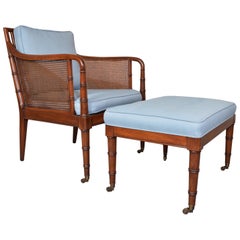 Chaise Hickory & Ottoman Chaise cannée en faux bambou de style Regency sur roulettes en laiton