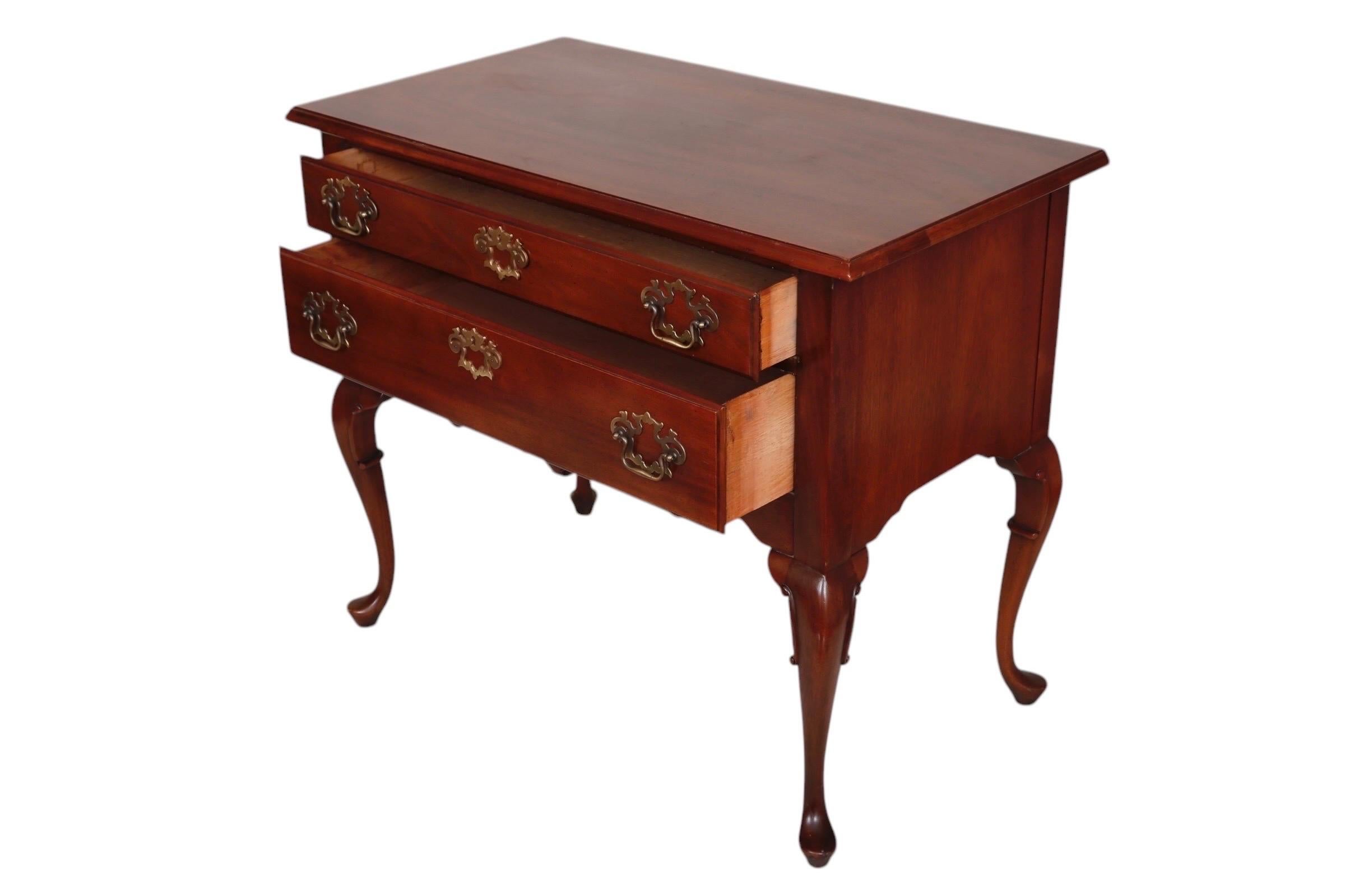 Regina Anna Sedia Hickory Queen Anne Lowboy in vendita
