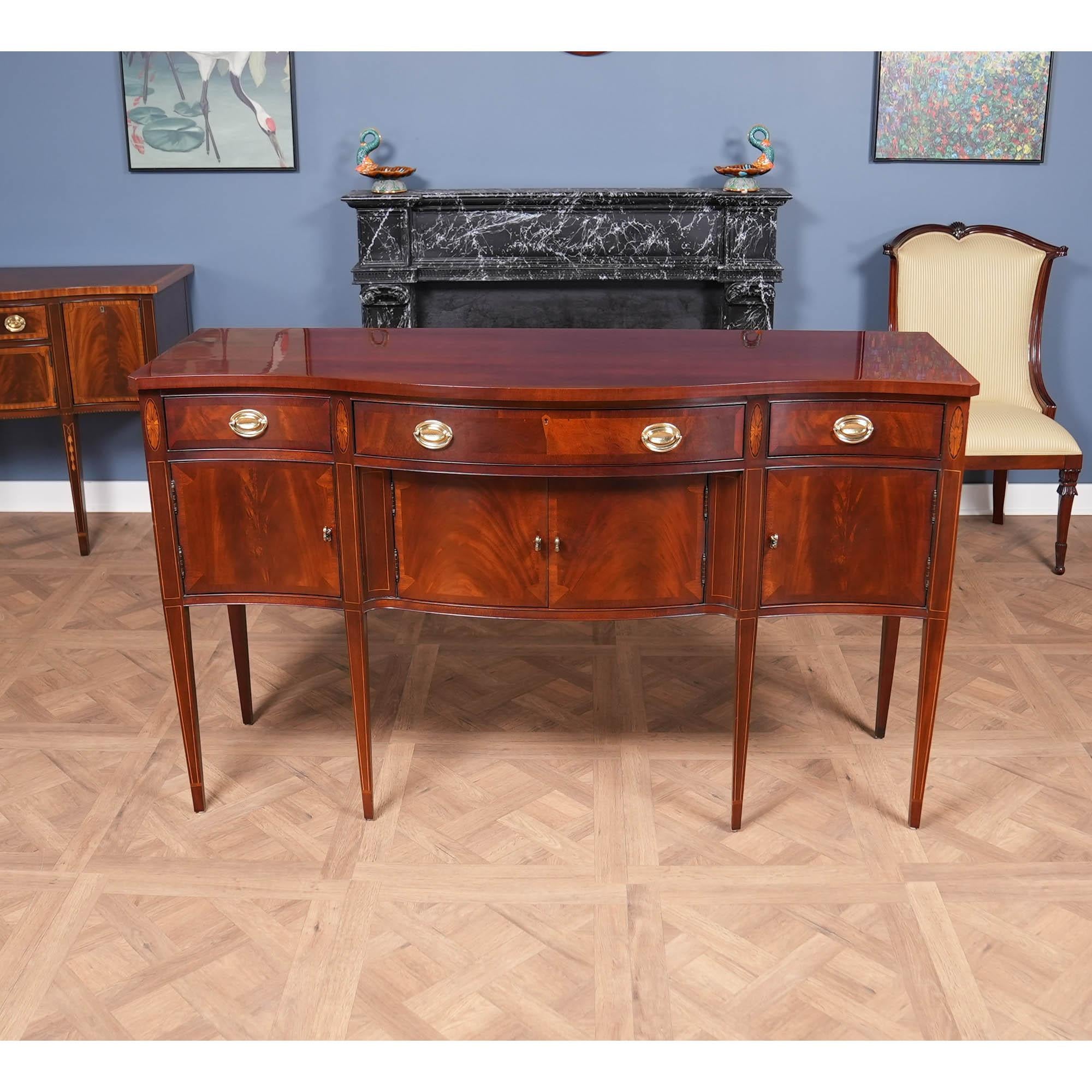 De Niagara Furniture, un buffet vintage Hickory Chair  en excellent état, le dessus ayant été récemment poli à la française pour lui donner l'aspect d'une pièce d'exposition...

À la fois élégant et incroyablement détaillé, ce magnifique buffet