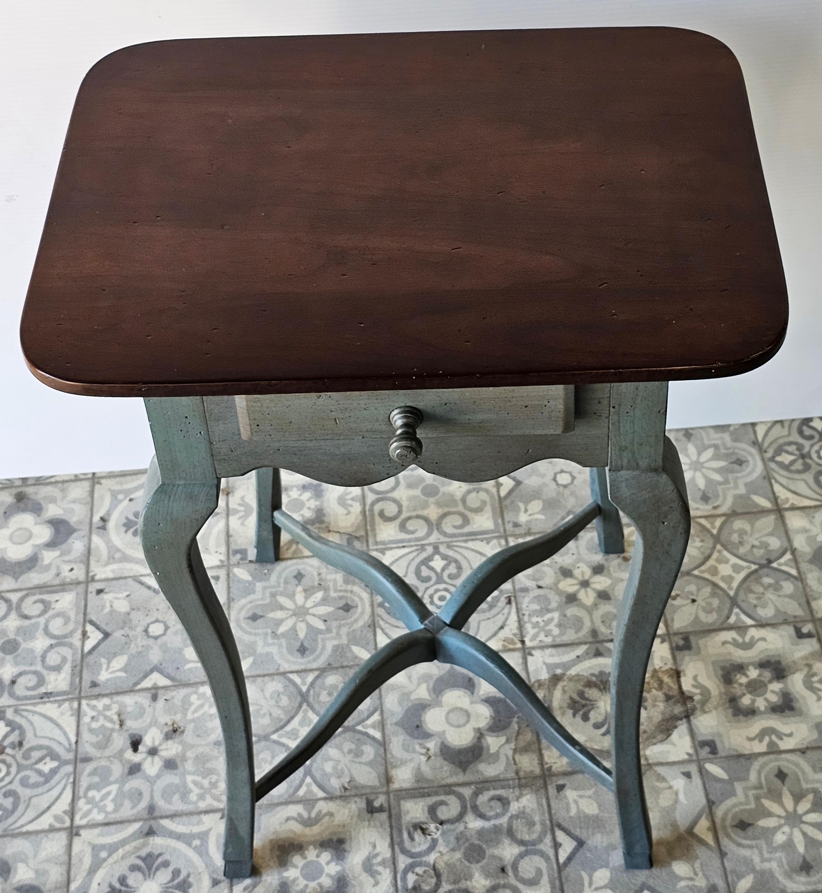 Hickory Chair Nussbaum und Damast Blau lackiert Einzel Schublade Beistelltisch im Angebot 2