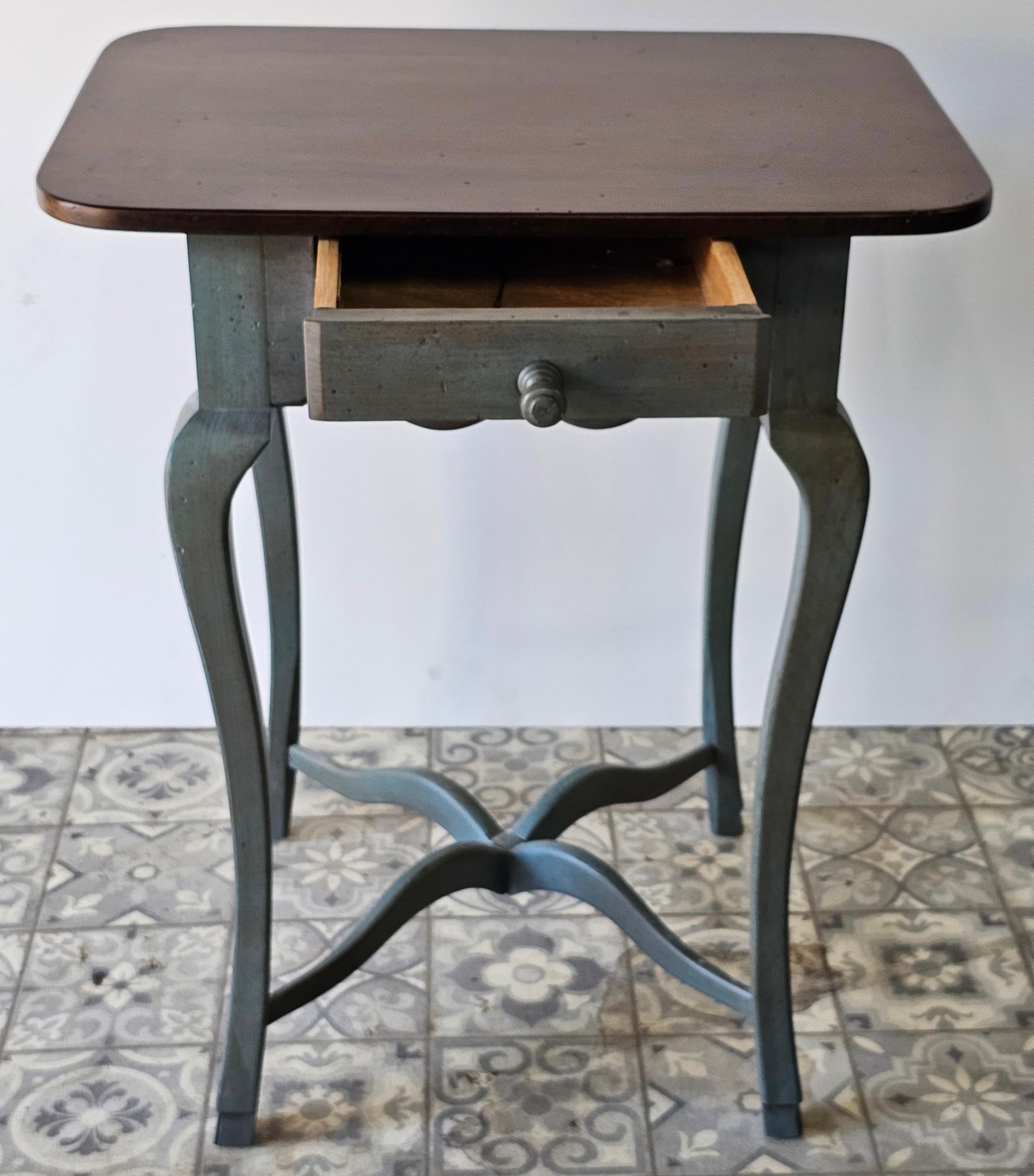 Hickory Chair Nussbaum und Damast Blau lackiert Einzel Schublade Beistelltisch im Angebot 3