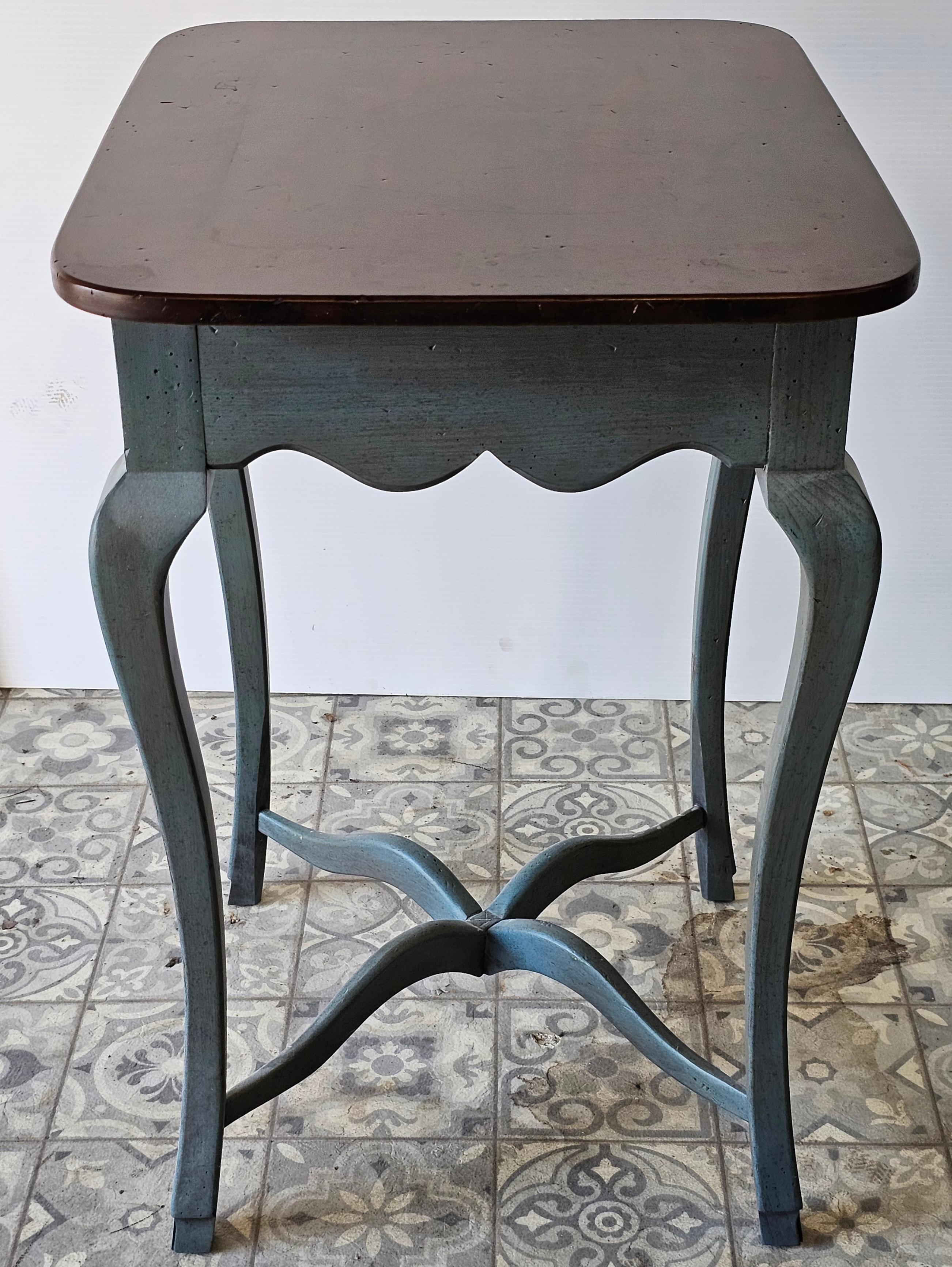 Hickory Chair Nussbaum und Damast Blau lackiert Einzel Schublade Beistelltisch im Angebot 5