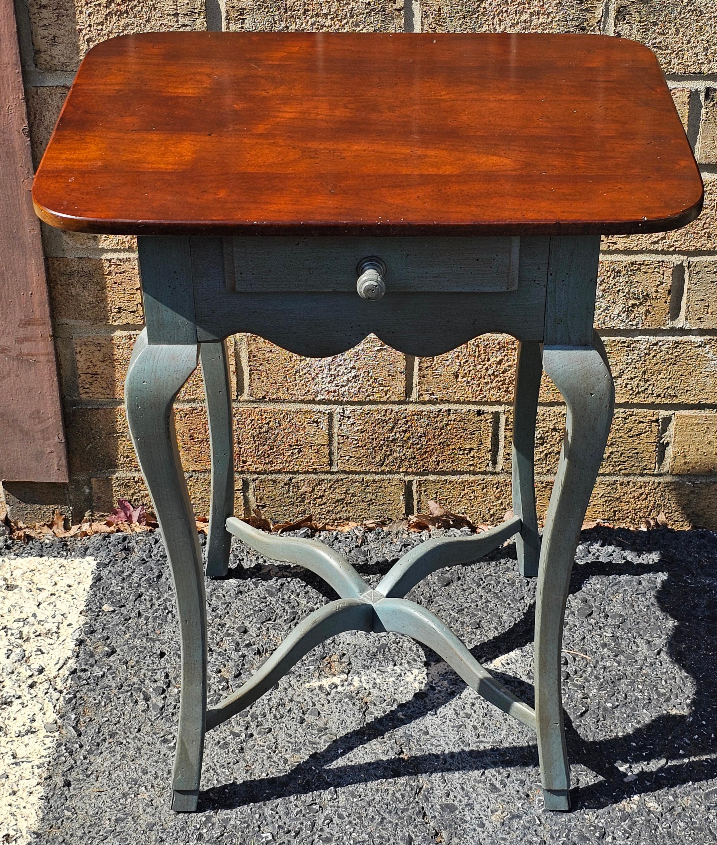 Hickory Chair Nussbaum und Damast Blau lackiert Einzel Schublade Beistelltisch
Maße: 22