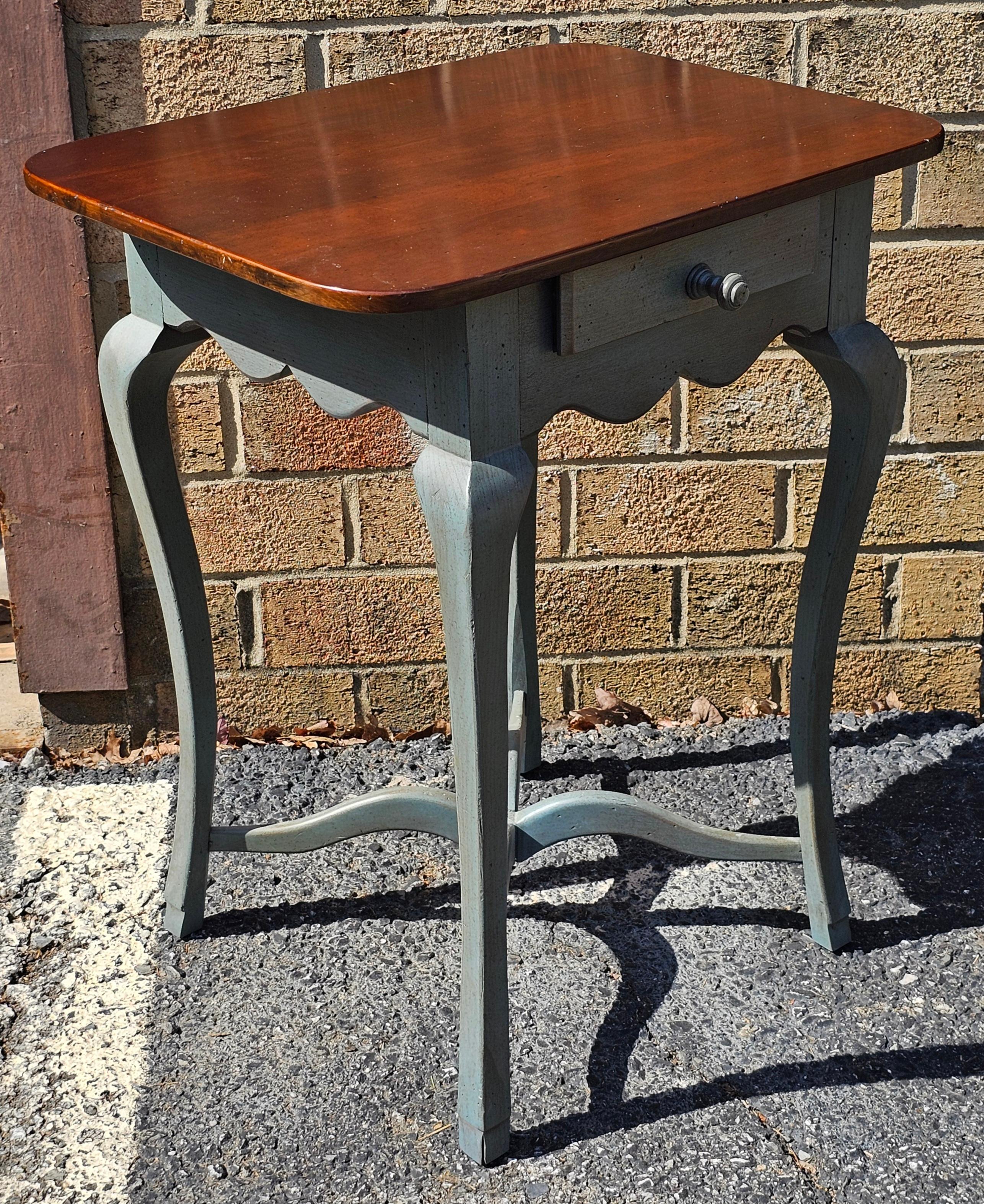Hickory Chair Nussbaum und Damast Blau lackiert Einzel Schublade Beistelltisch (amerikanisch) im Angebot