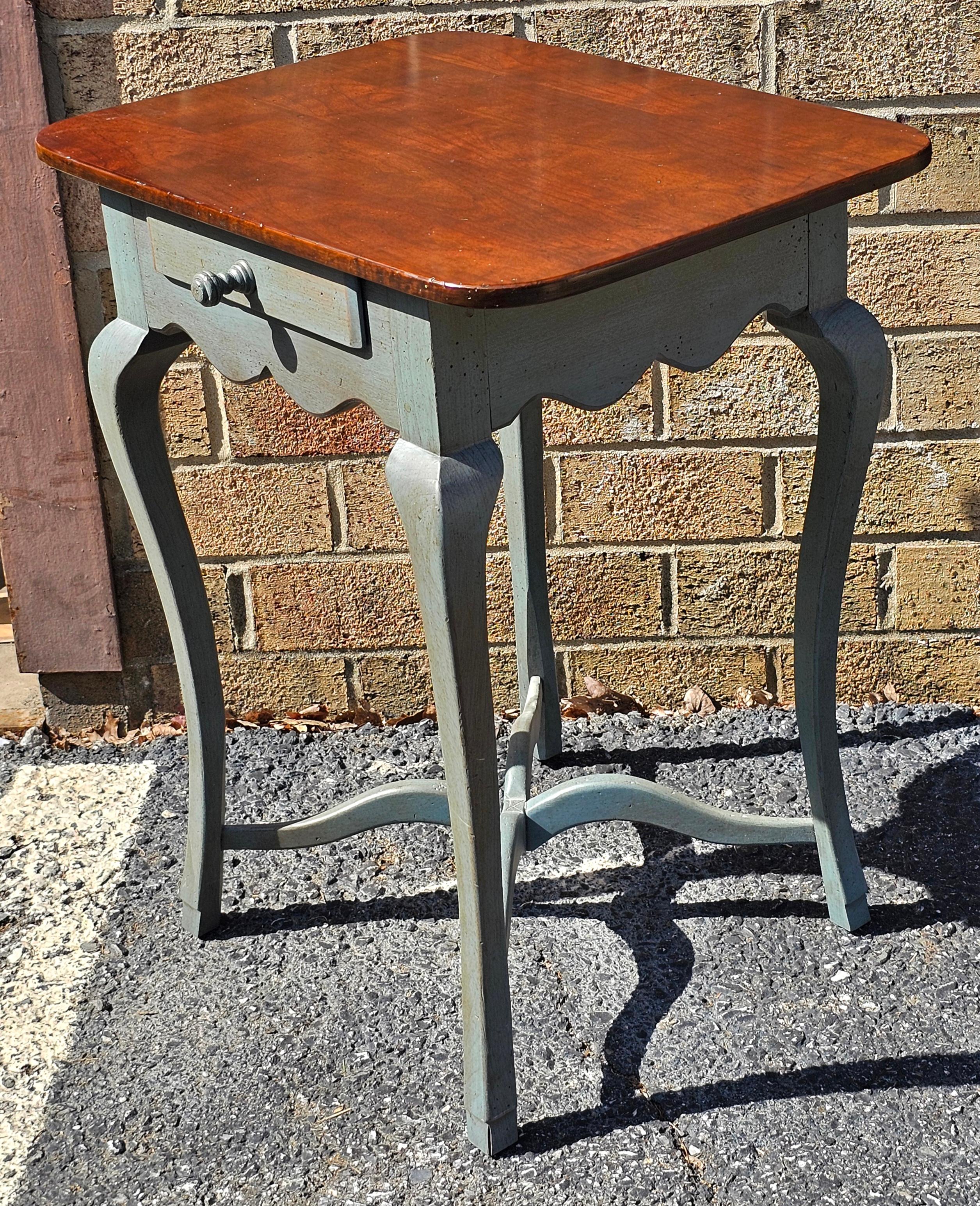 Hickory Chair Nussbaum und Damast Blau lackiert Einzel Schublade Beistelltisch (Gemalt) im Angebot