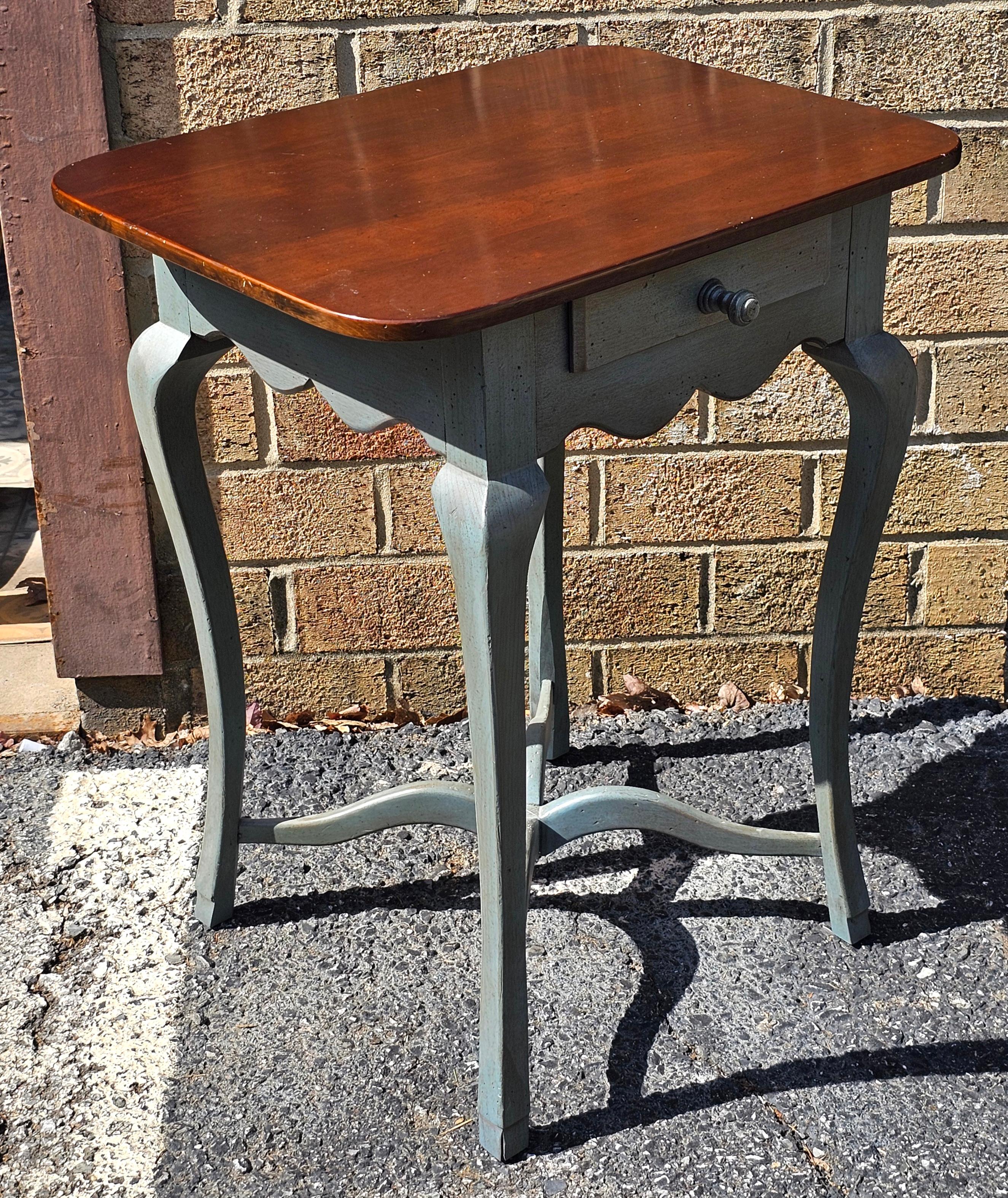 Hickory Chair Nussbaum und Damast Blau lackiert Einzel Schublade Beistelltisch im Zustand „Gut“ im Angebot in Germantown, MD