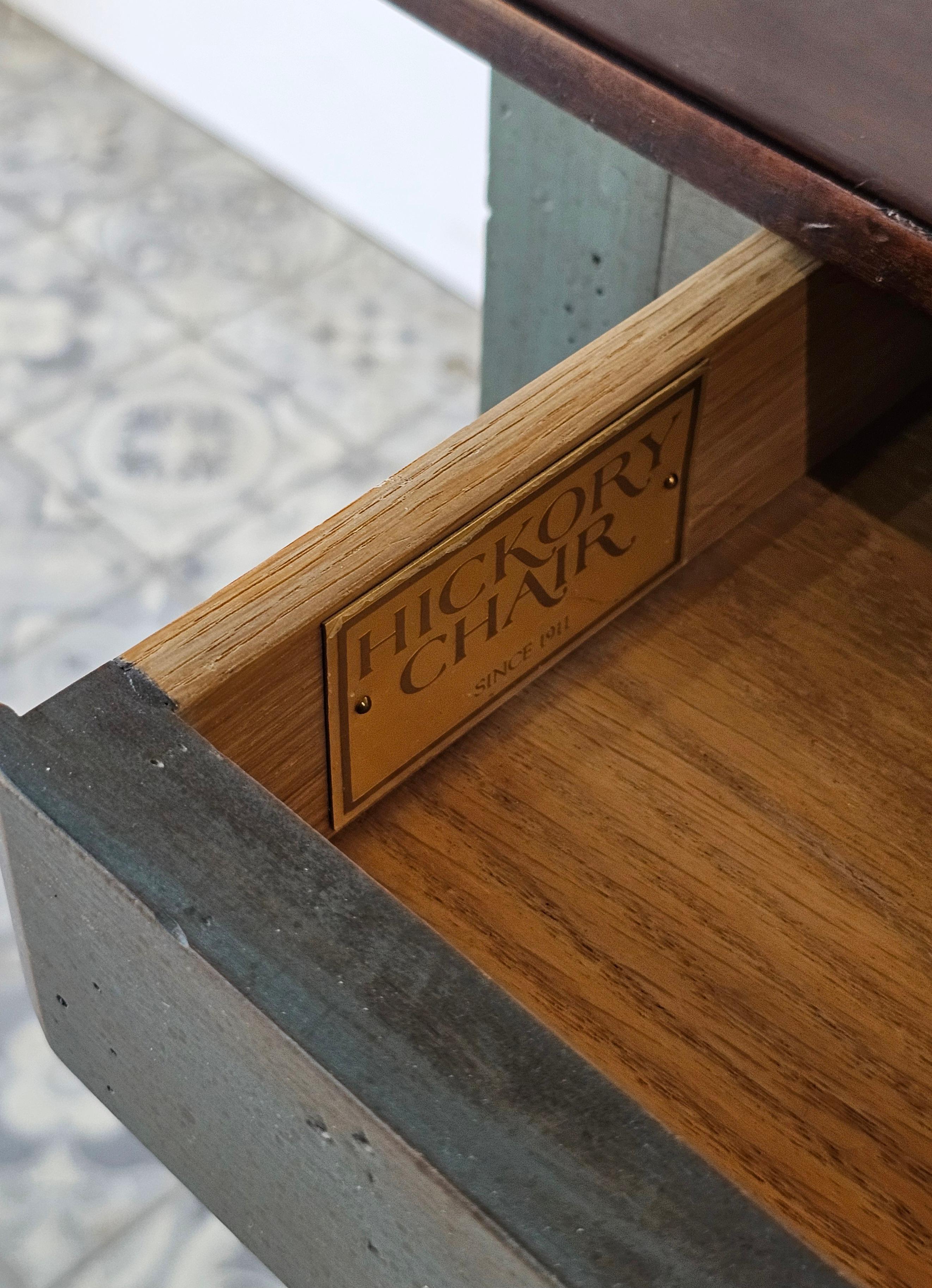 Hickory Chair Nussbaum und Damast Blau lackiert Einzel Schublade Beistelltisch (Hartholz) im Angebot