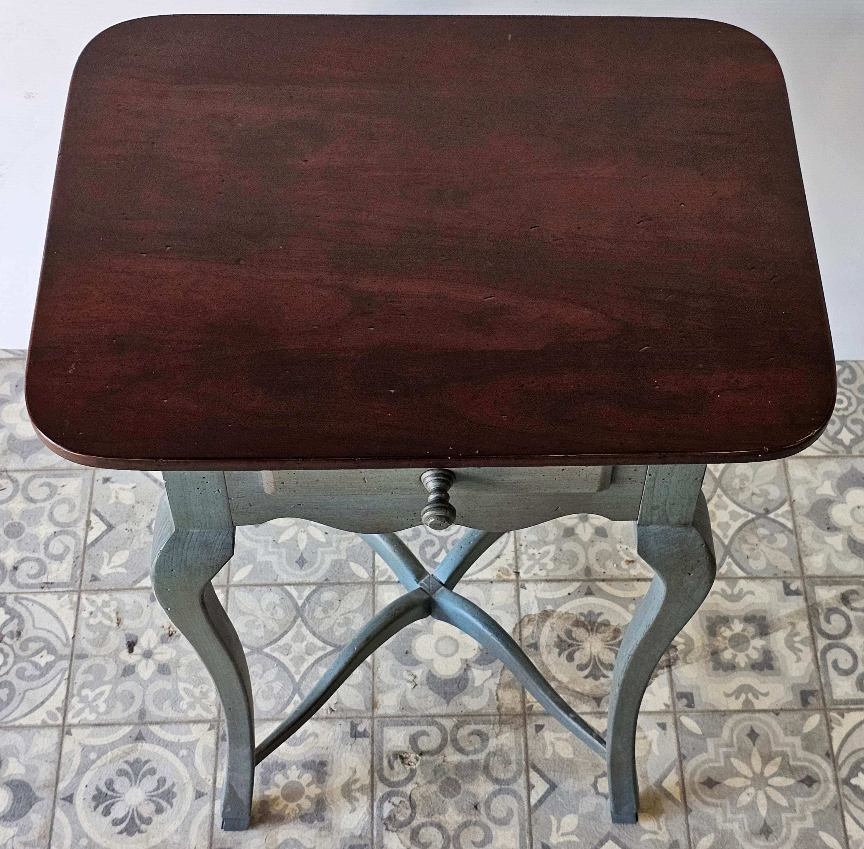 Hickory Chair Nussbaum und Damast Blau lackiert Einzel Schublade Beistelltisch im Angebot 1