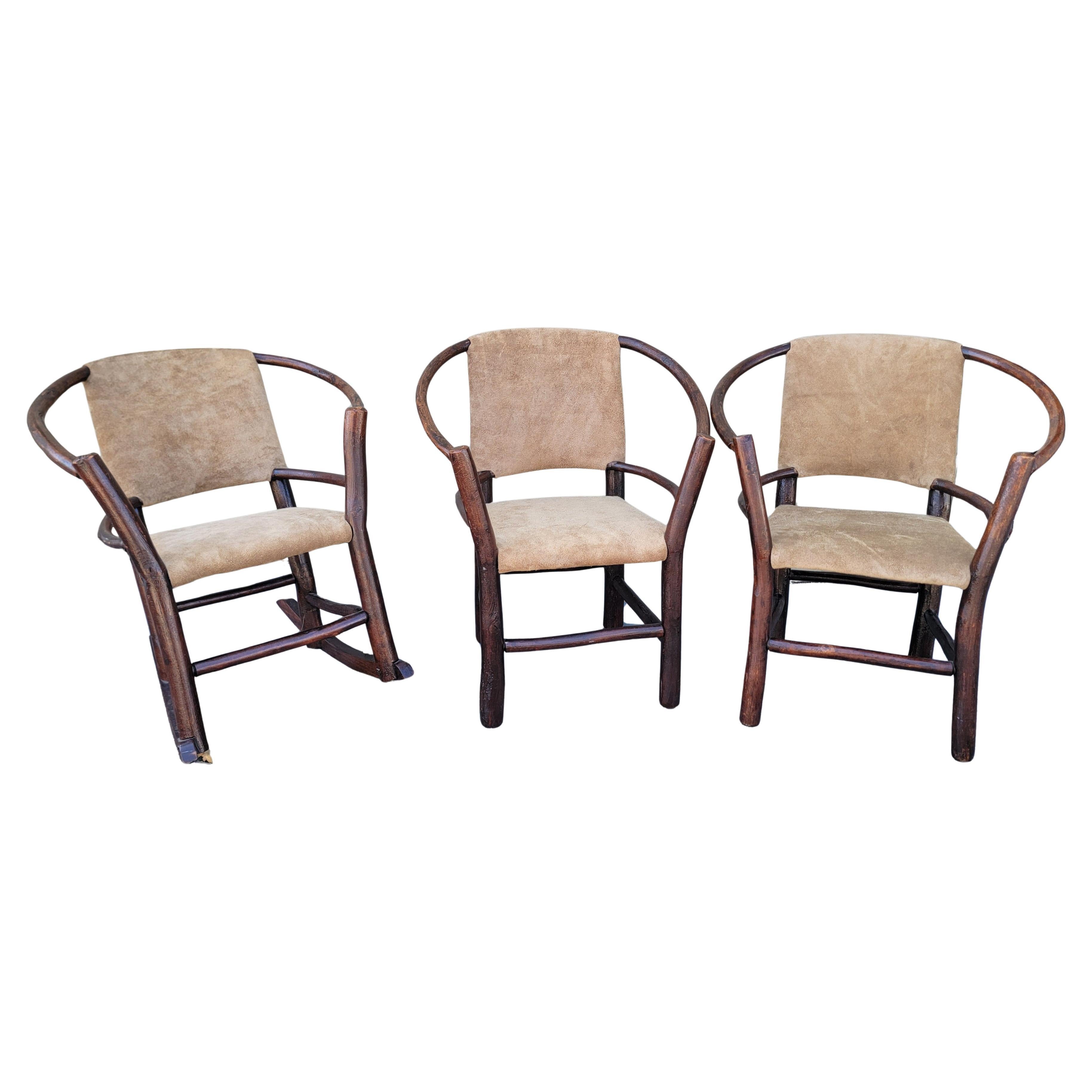 Set di tre sedie per bambini Hickory con sedute e schienale in pelle e camoscio.
La sedia a dondolo misura - 21 x 21 x 25
La coppia di sedie misura - 20 x 21 x 25


Ogni sedia/Rocker può essere venduta singolarmente a 775 dollari l'una o a 1895