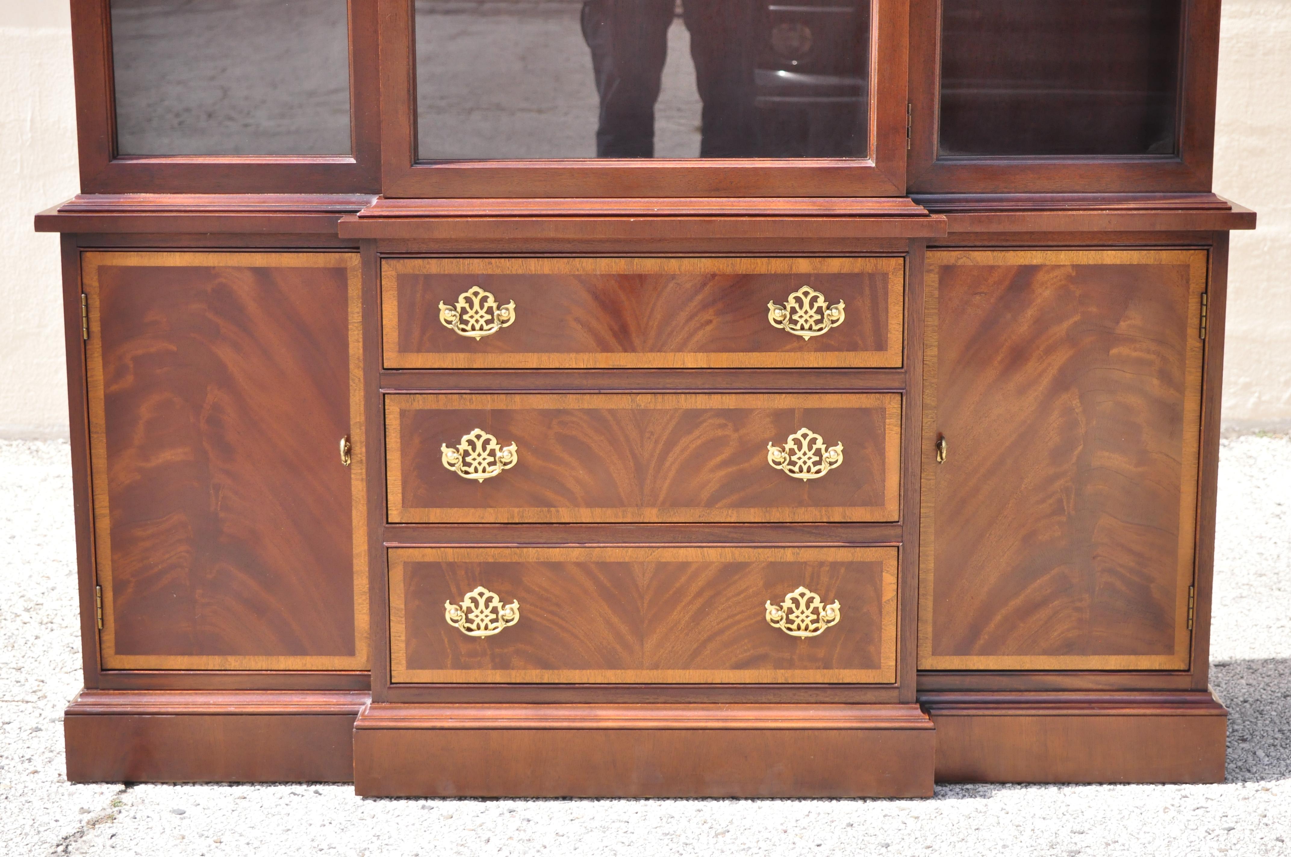 Hickory Chippendale style banded inlay China cabinet American masterpiece Collection. Item features banded inlay fronts, beautiful wood grain, 2 swing doors, 3 dovetailed drawers, 3 glass shelves, solid brass hardware, very nice vintage item,