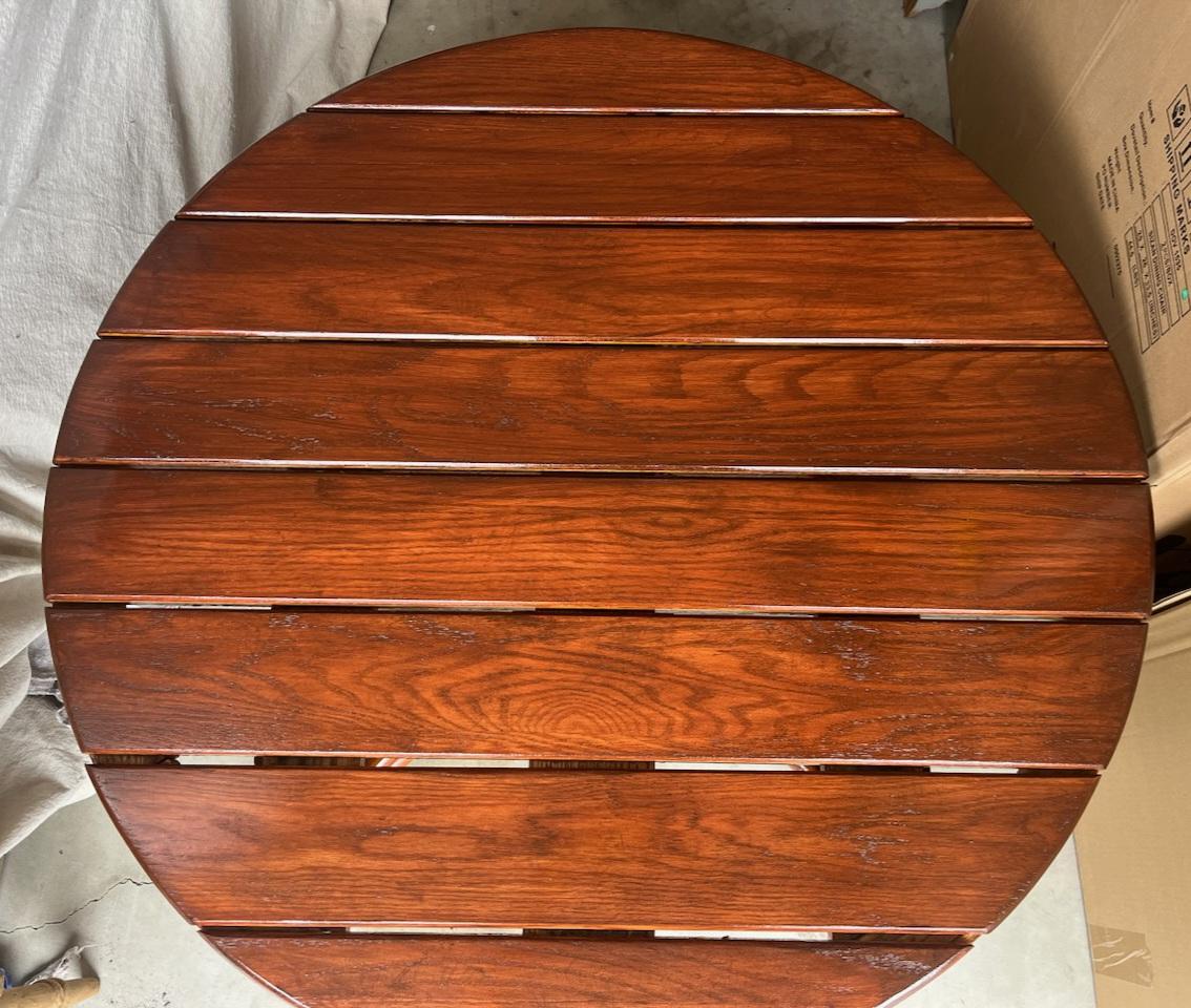Table basse en bois à lattes Old Hickory avec base en Hickory. Table basse en très bon état. les lattes sont étonnantes et en très bon état. cette table en hickory est solide et robuste. bien entretenue avec une usure cohérente avec l'âge et