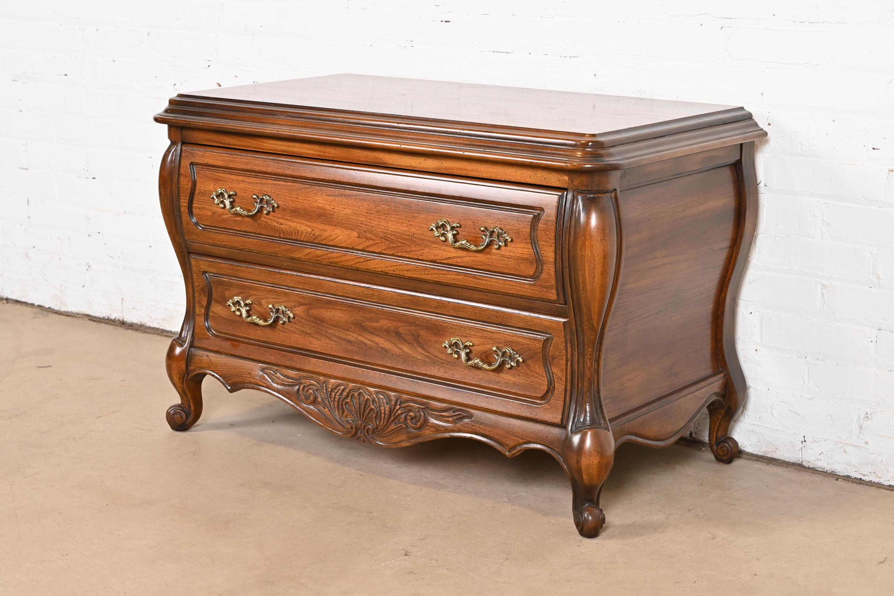 A beautiful French Provincial Louis XV style bombay form chest of drawers or commode

By Hickory Manufacturing Co.

USA, Circa 1980s

Carved walnut, with original brass hardware.

Measures: 38