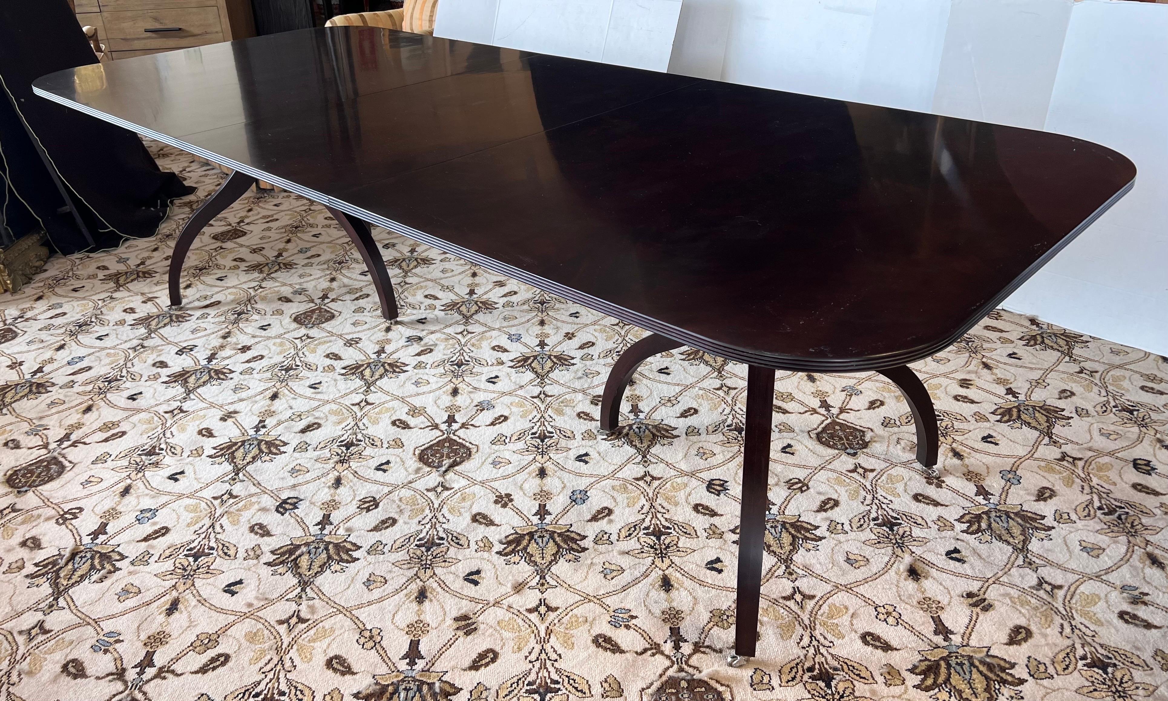 Hickory Furniture Expandable Mahogany Double Pedestal Spider Leg Dining Table  In Good Condition In West Hartford, CT