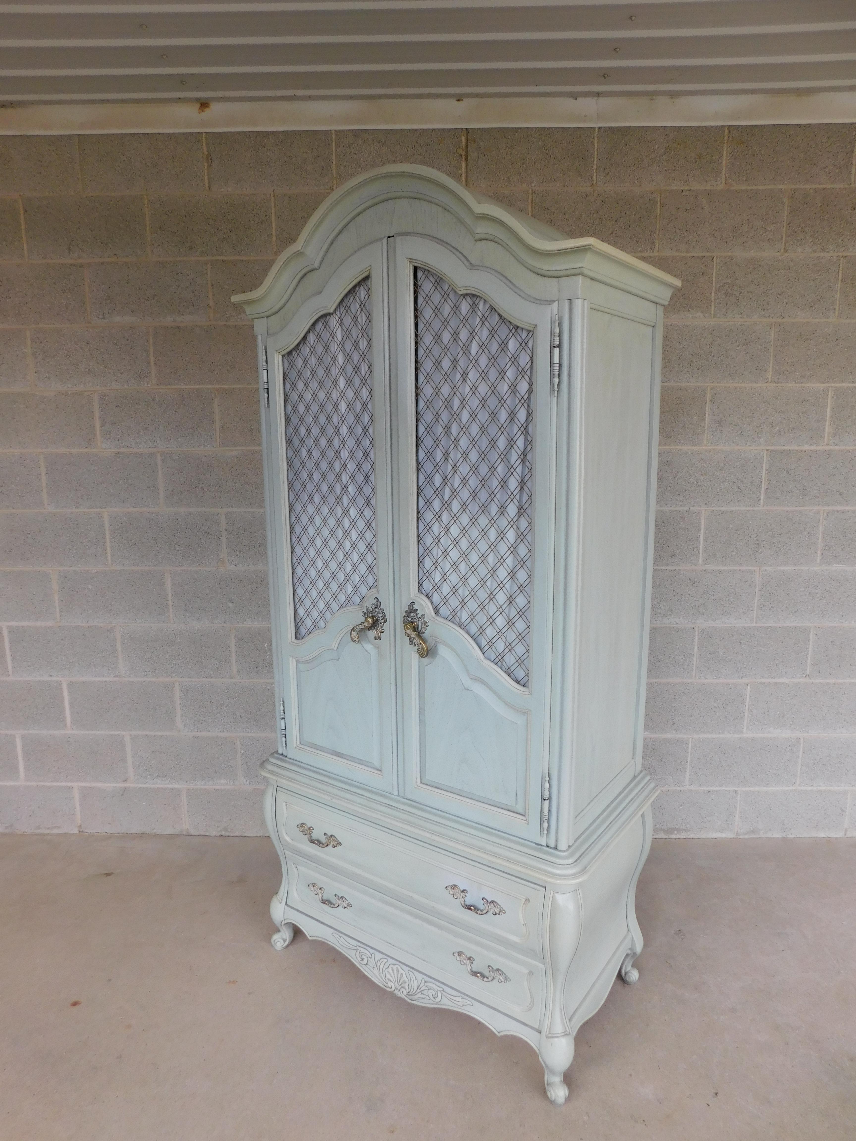 Hickory Furniture French Louis XV Bombe Style armoire, circa 1970s, Fitted Compartment Interior Features 4 Shelved Open Units over 4 Dovetailed Drawers, Cross Hatch Designed Wire Mesh Door Inserts with Removable Drapery, 2 Lower Exterior Drawers.