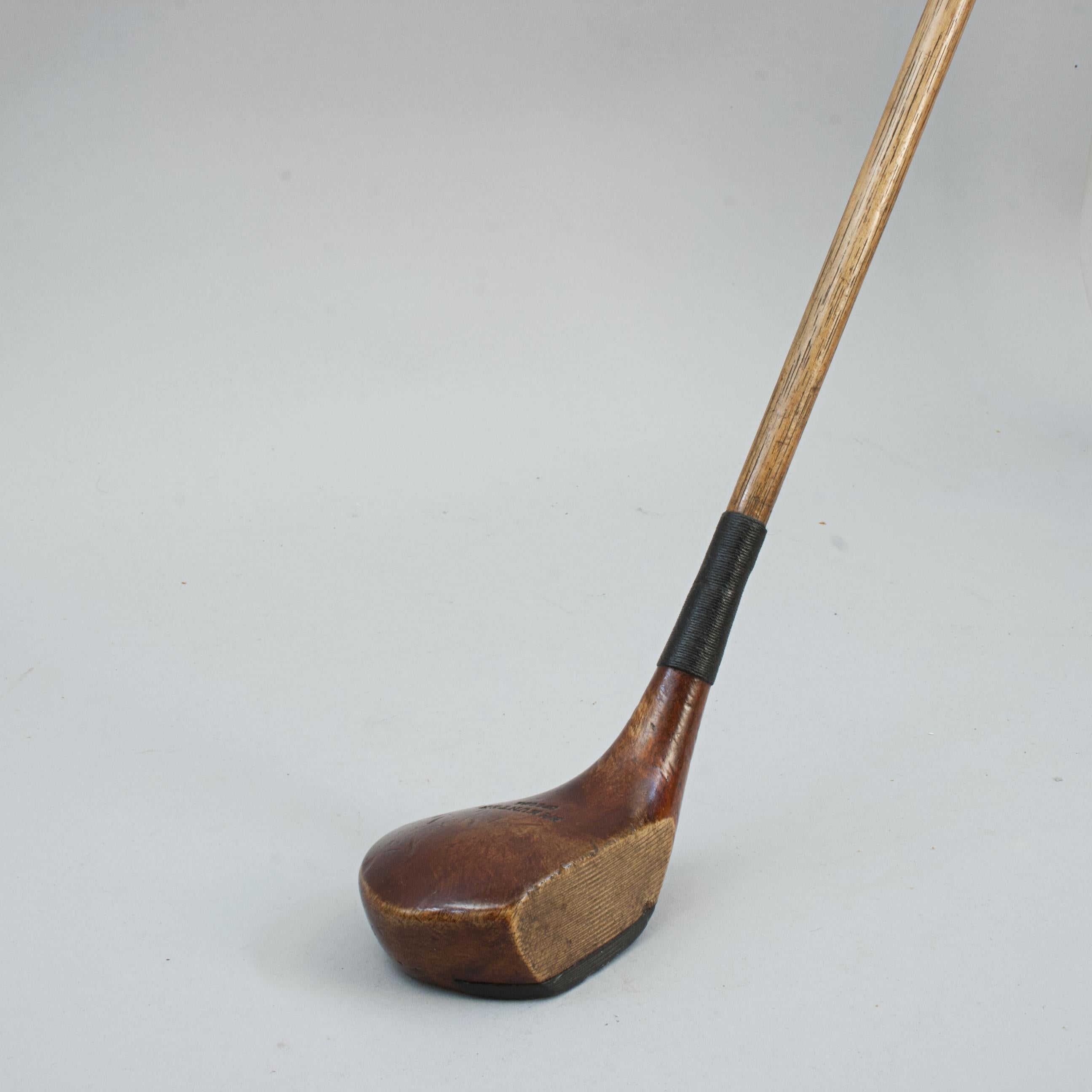 Destornillador de nogal antiguo,
Un destornillador de madera de caqui con cabeza hueca típico de la época, obra de H. Hunter. Este palo de golf de gran aspecto tiene la cabeza pulida, un peso de plomo en la parte trasera, un deslizamiento de cuerno