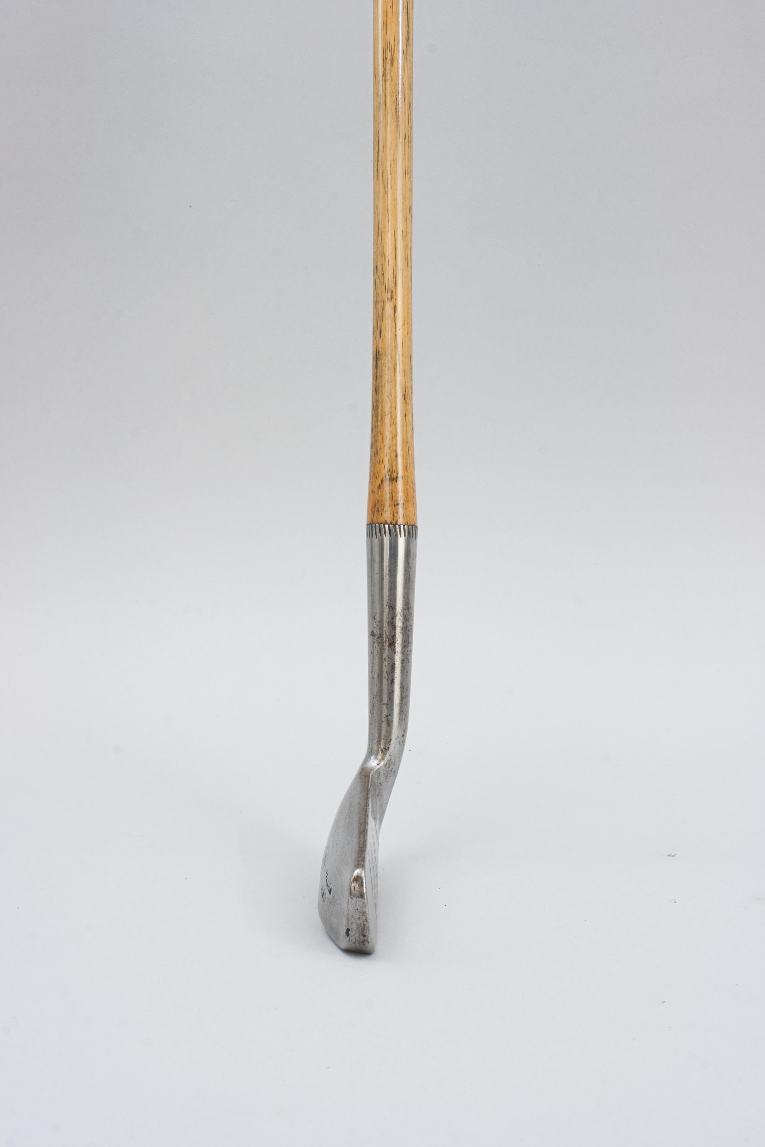 Hickory Golf Club, Putter By R. Forgan In Good Condition For Sale In Oxfordshire, GB