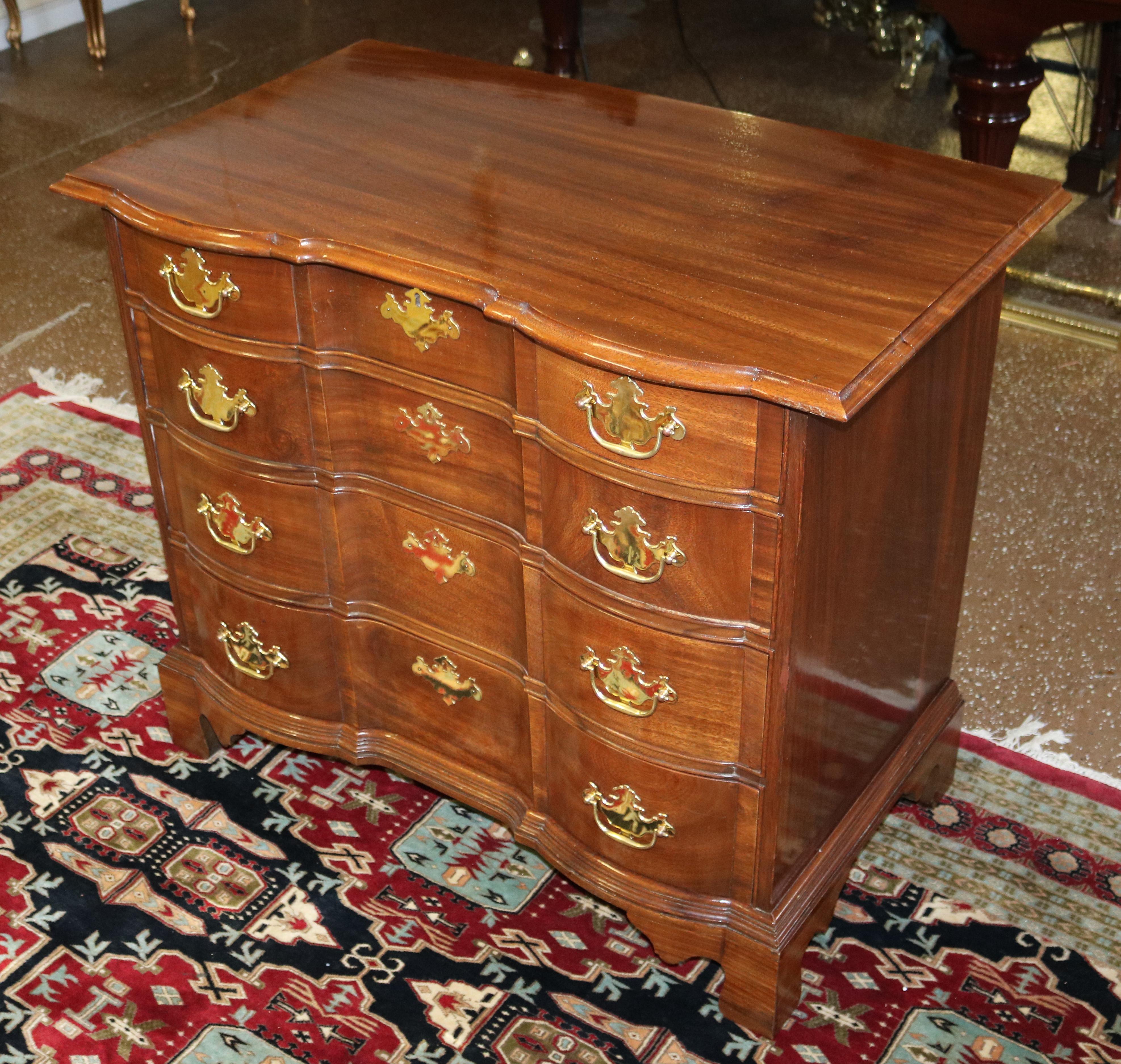 Hickory Mahogany Chippendale Style Block Front Dresser Chest of Drawers In Good Condition For Sale In Long Branch, NJ