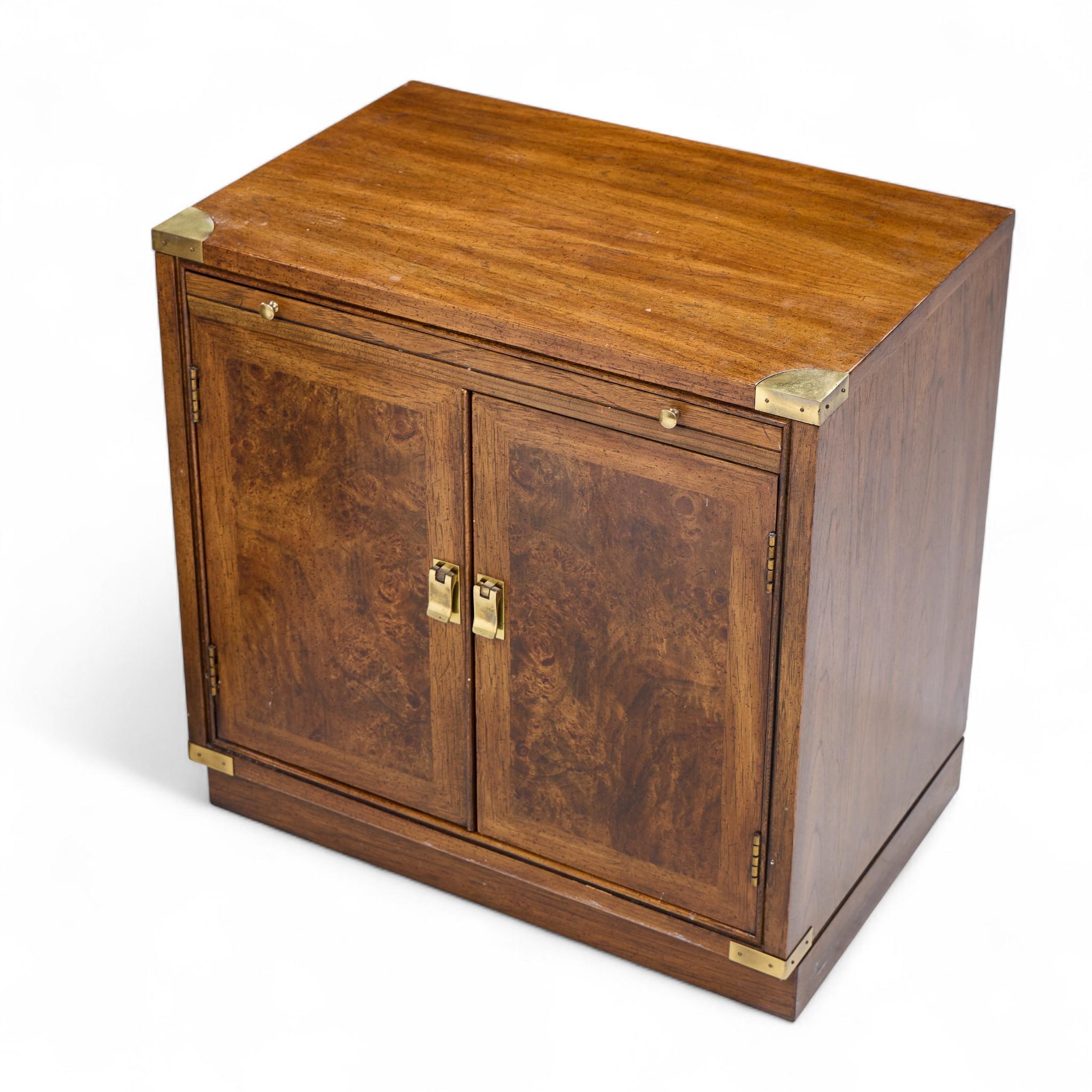 Mesillas de noche Hickory Manufacturing Mid Century Burlwood y latón - Pareja en venta 5