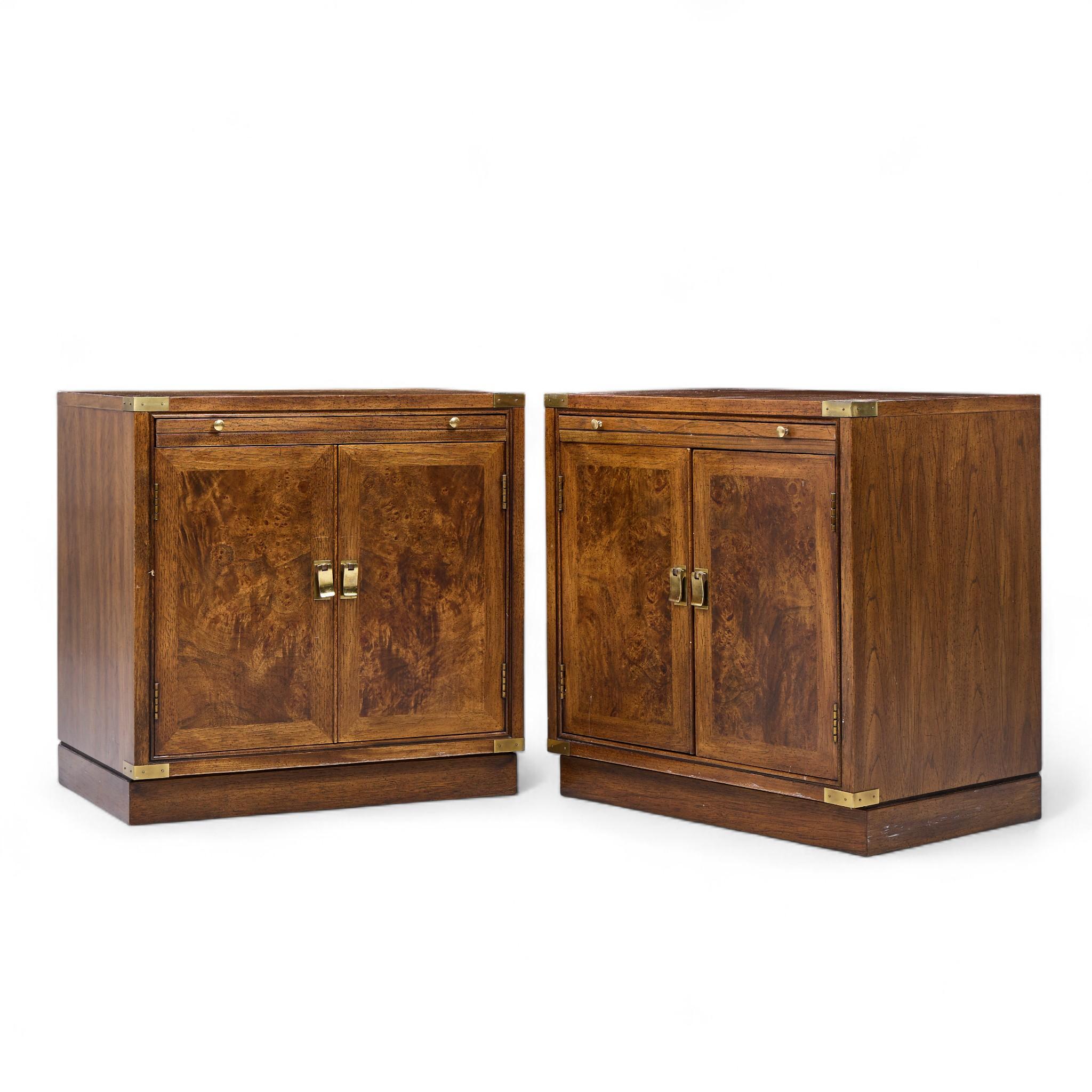 Mesillas de noche Hickory Manufacturing Mid Century Burlwood y latón - Pareja Moderno de mediados de siglo en venta