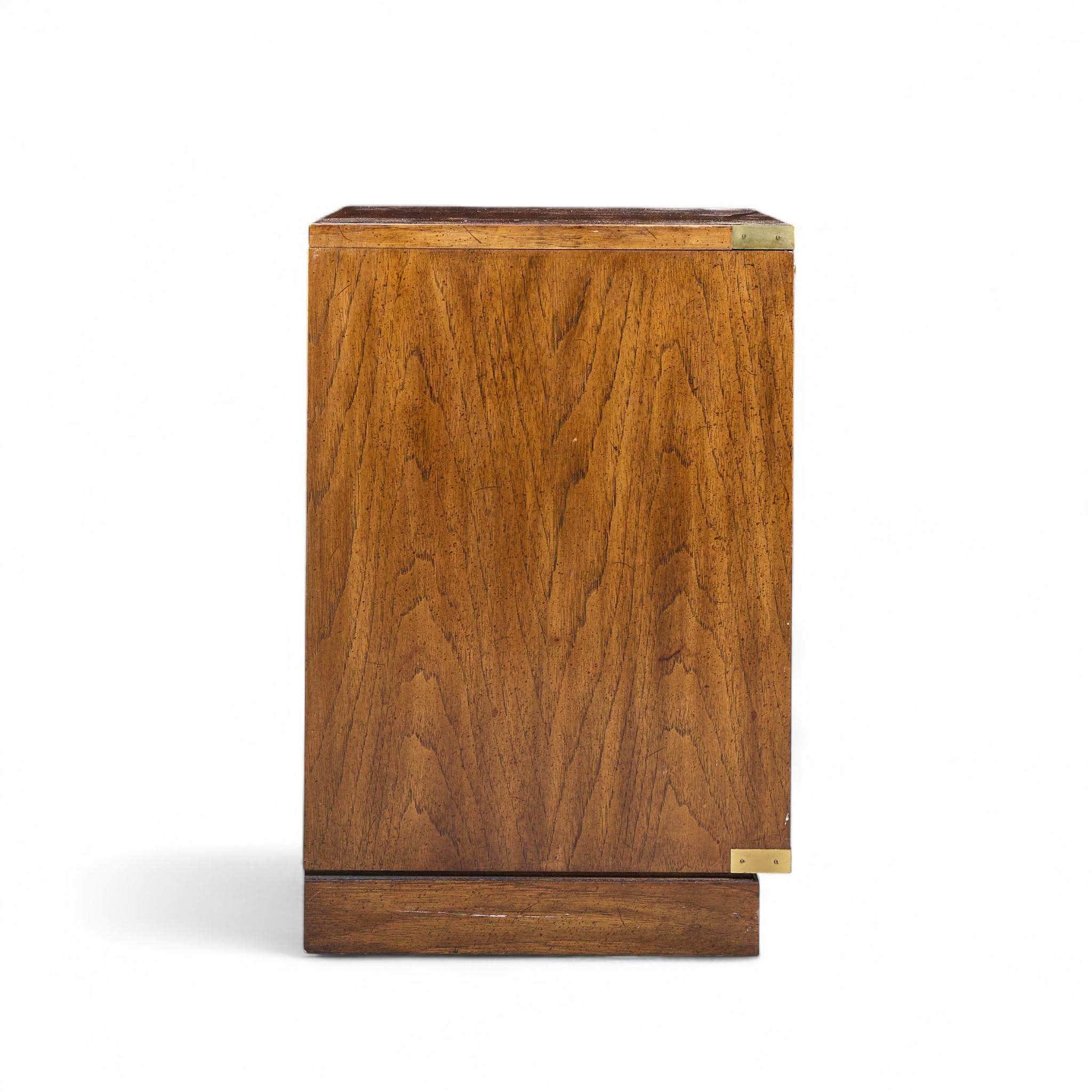 Mesillas de noche Hickory Manufacturing Mid Century Burlwood y latón - Pareja Estadounidense en venta