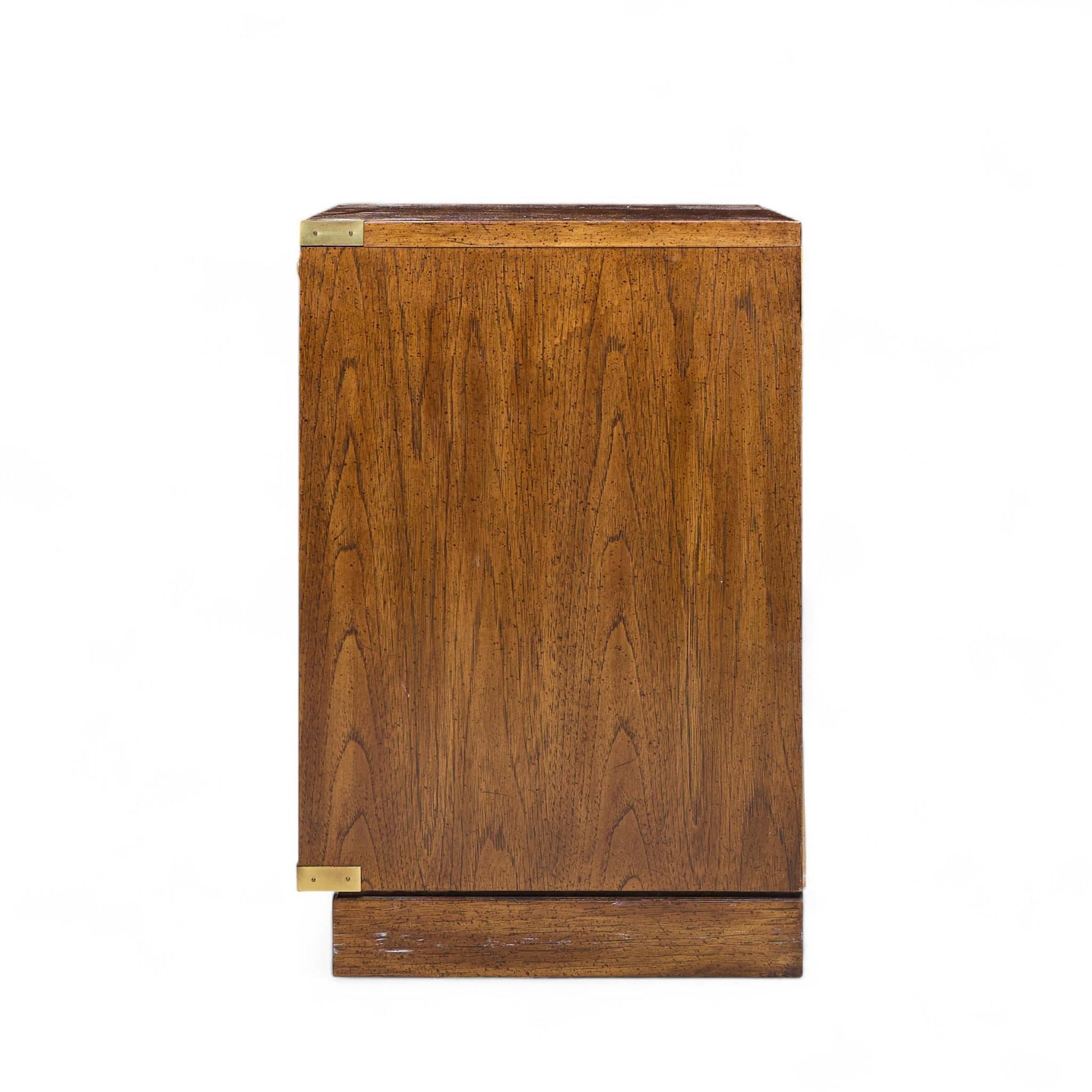 Mesillas de noche Hickory Manufacturing Mid Century Burlwood y latón - Pareja en Bueno estado para la venta en Franklin Park, IL