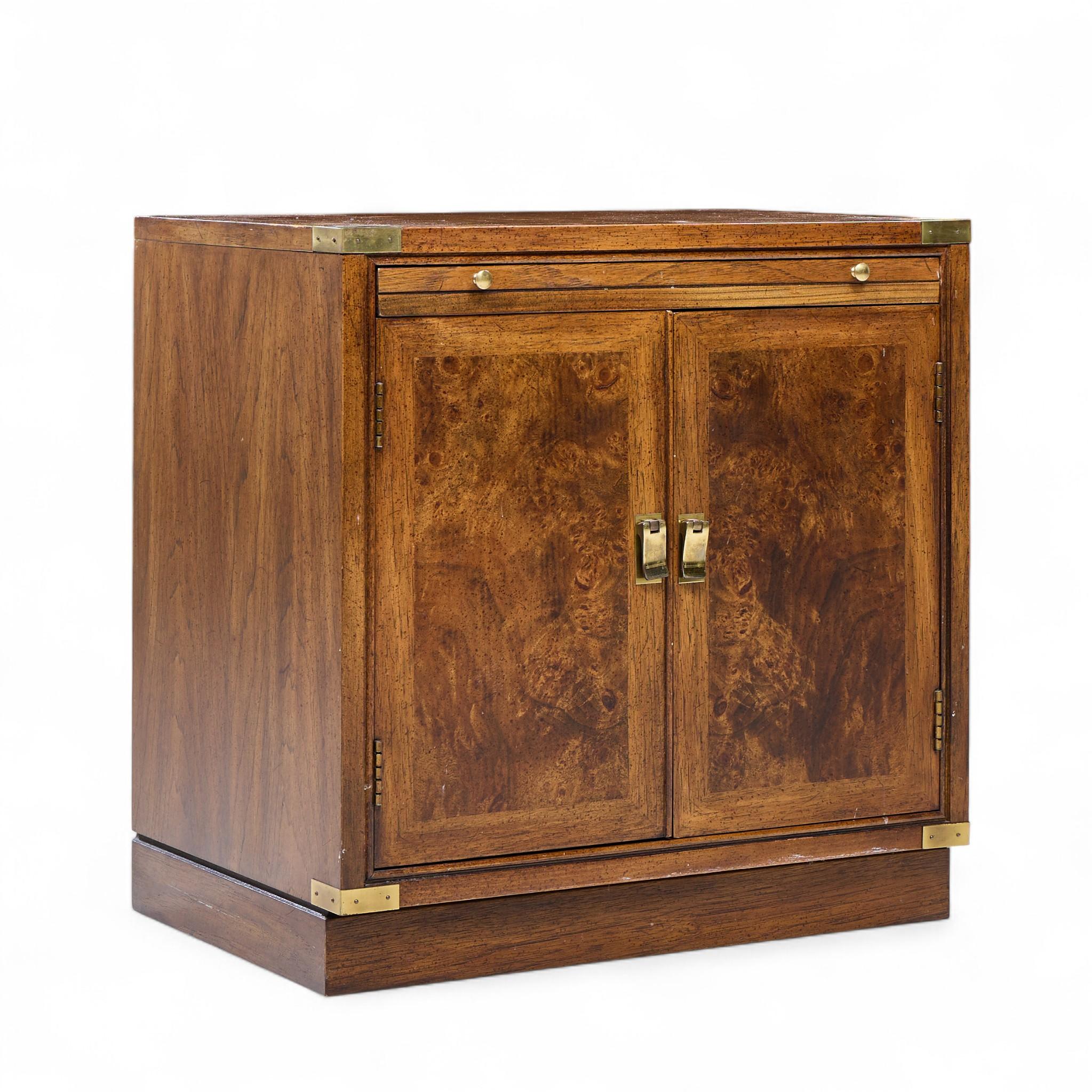 Mesillas de noche Hickory Manufacturing Mid Century Burlwood y latón - Pareja siglo XX en venta