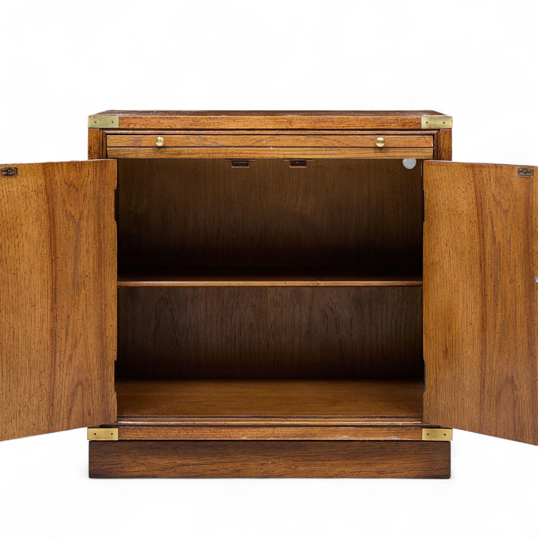 Mesillas de noche Hickory Manufacturing Mid Century Burlwood y latón - Pareja en venta 1