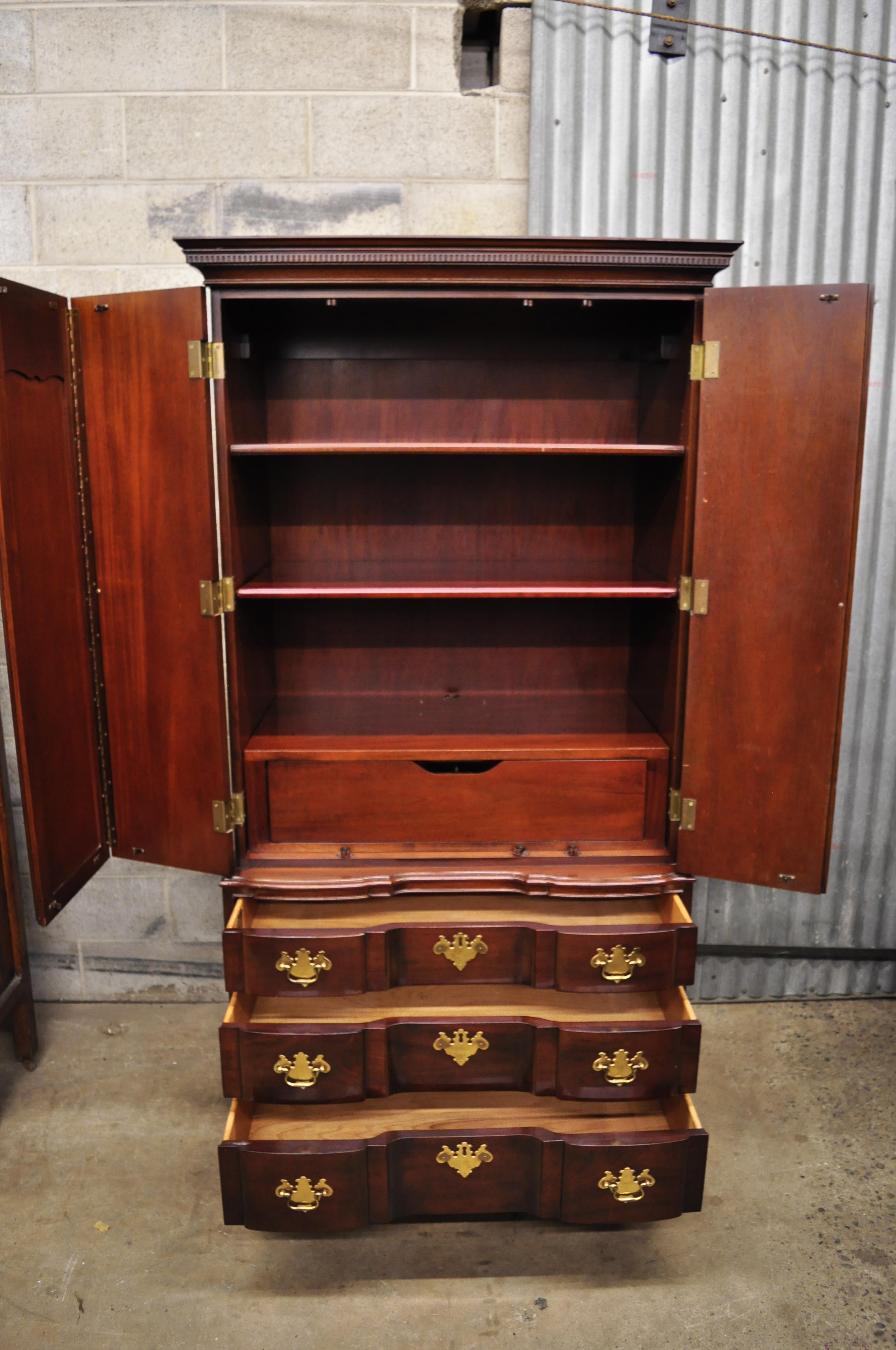 Hickory Masterpiece Collection Mahogany Chippendale Blockfront Armoire Cabinet In Good Condition In Philadelphia, PA