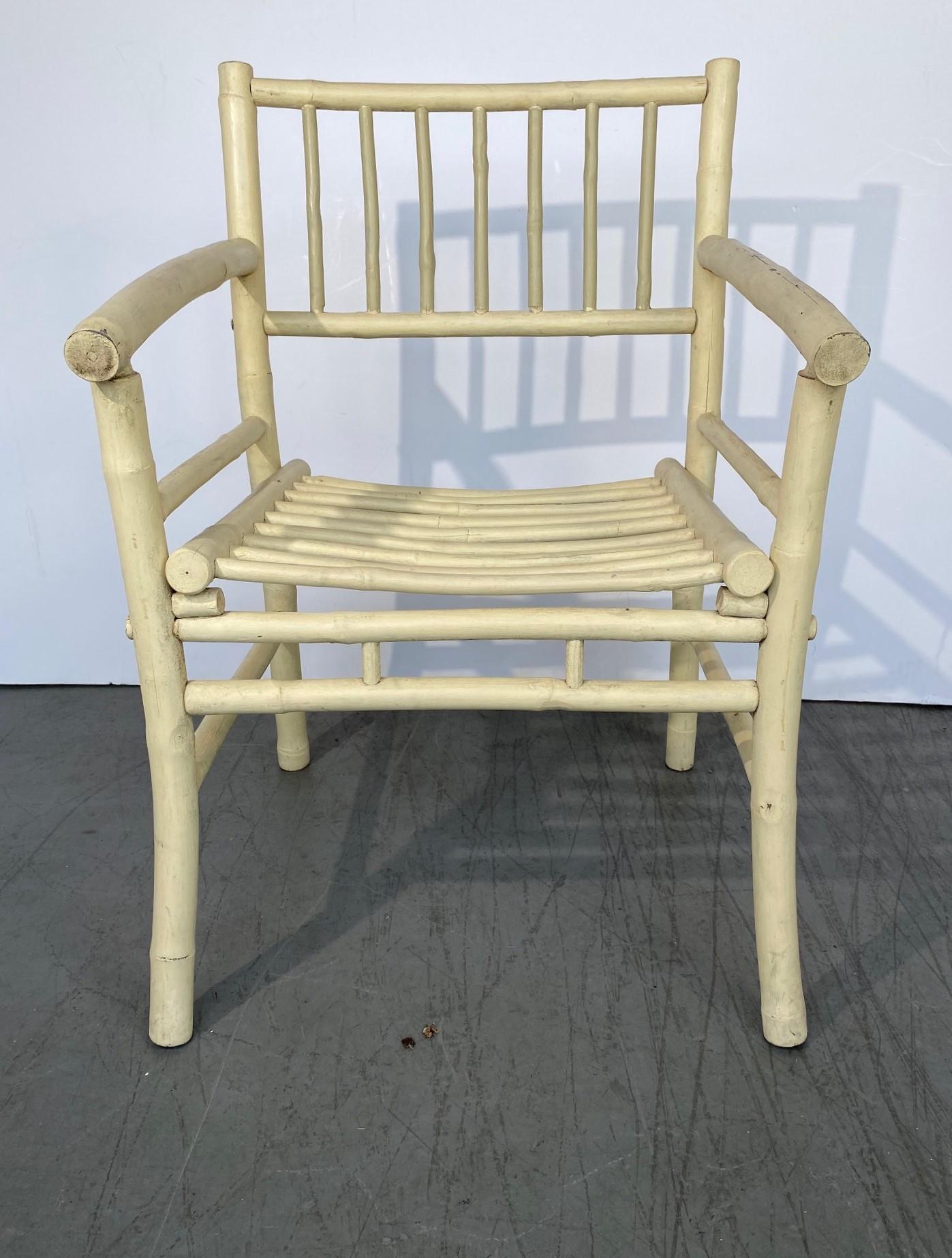 Un ensemble de quatre fauteuils peints de style hickory.