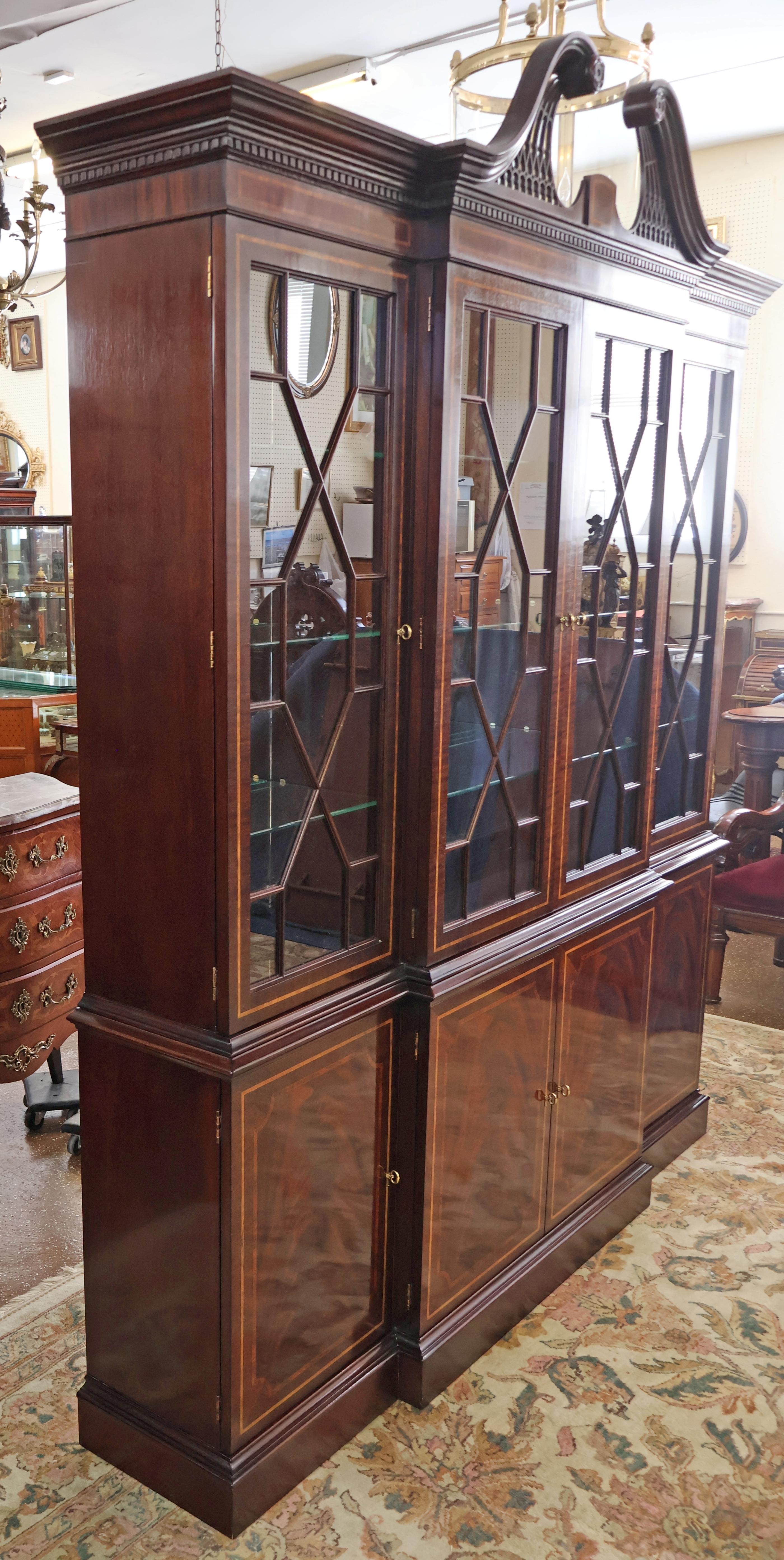 Hickory White Flame Mahogany Libreria Armadio Portafoglio Breakfront In condizioni buone a Long Branch, NJ