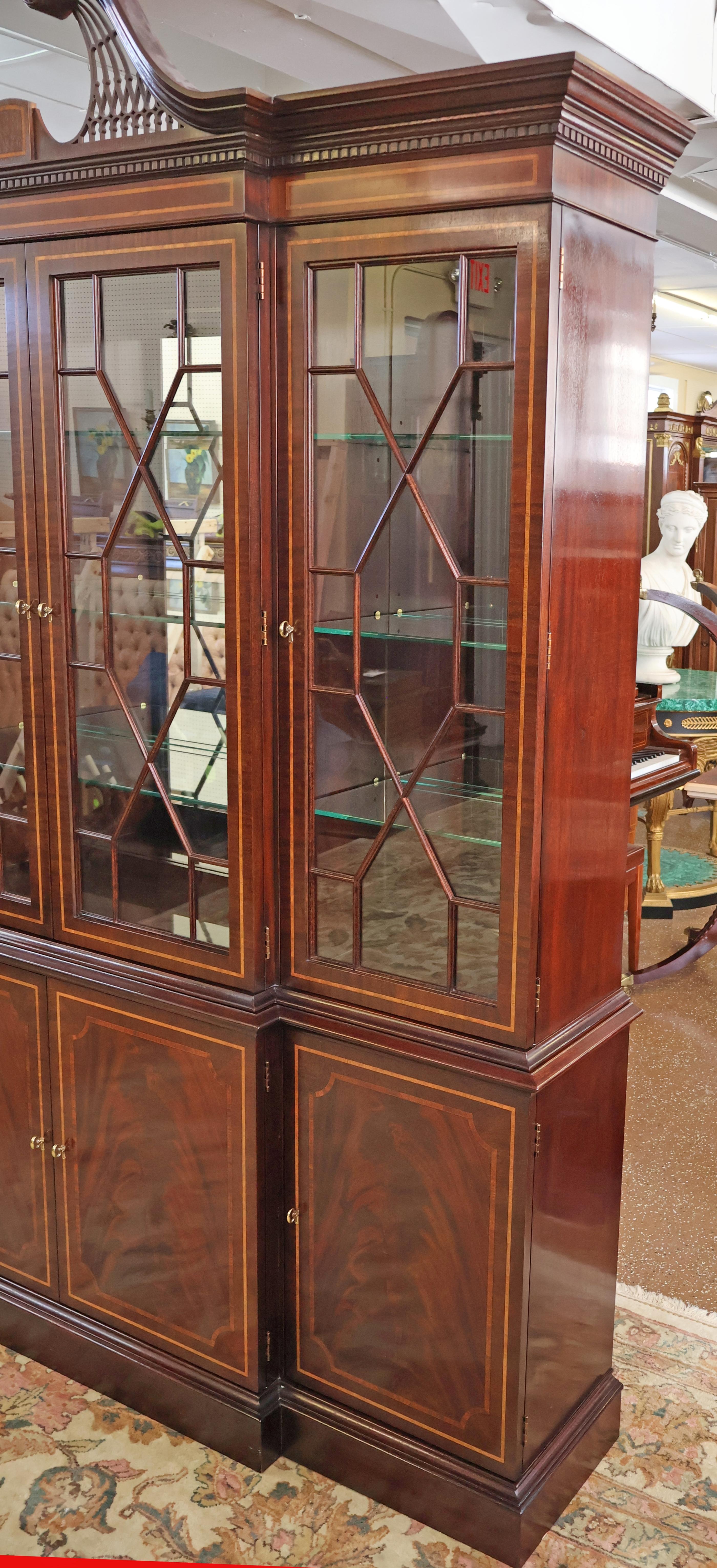XXI secolo e contemporaneo Hickory White Flame Mahogany Libreria Armadio Portafoglio Breakfront