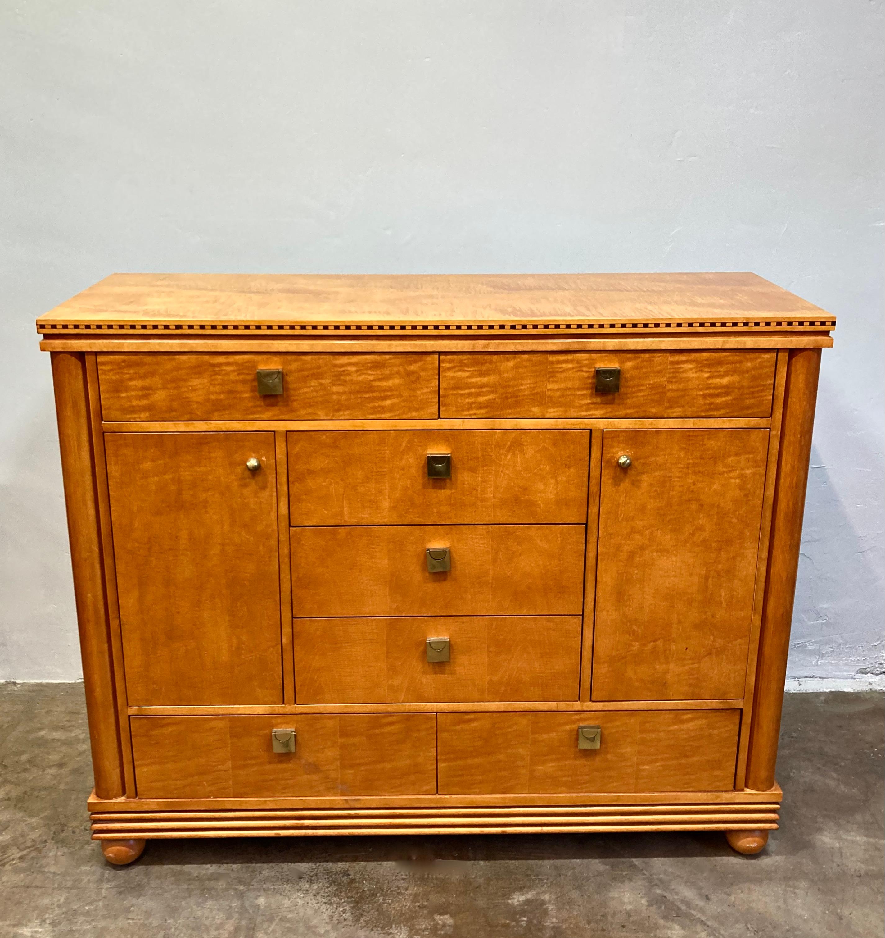Charmant ensemble de chambre à coucher vintage Hickory White Genesis Collection comprenant une commode basse, un grand miroir à cadre assorti et une armoire/coiffeuse haute. La commode basse et le miroir sont actuellement attachés, mais peuvent être