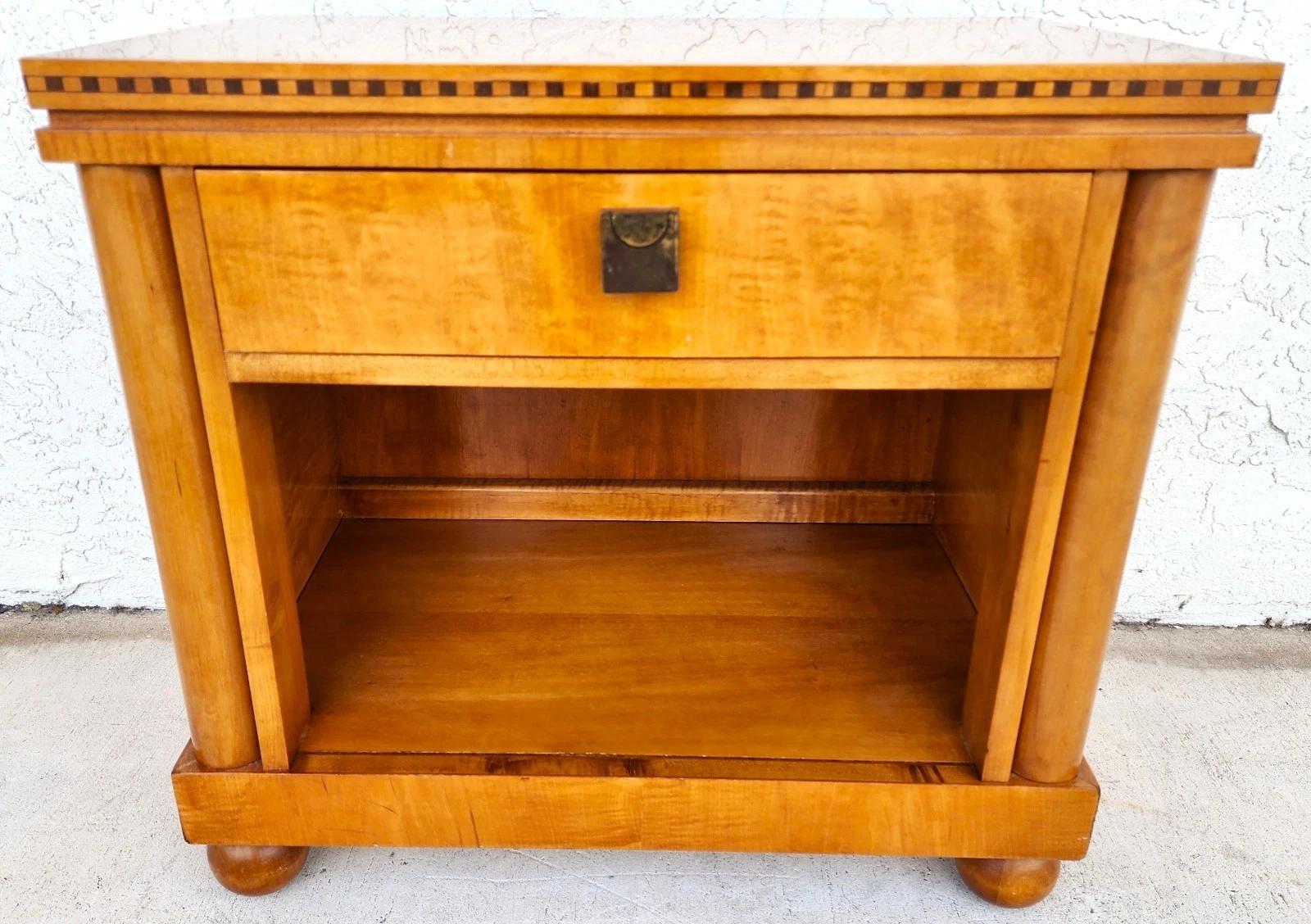 Incrusté Hickory White Collection Biedermeier Table de nuit Table d'appoint en vente