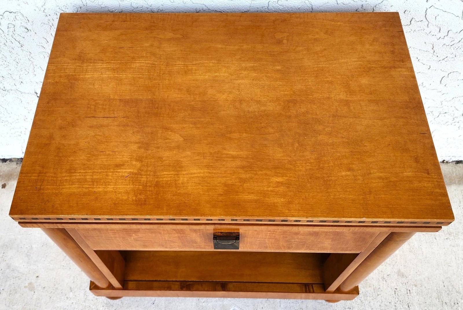 Fin du 20e siècle Hickory White Collection Biedermeier Table de nuit Table d'appoint en vente