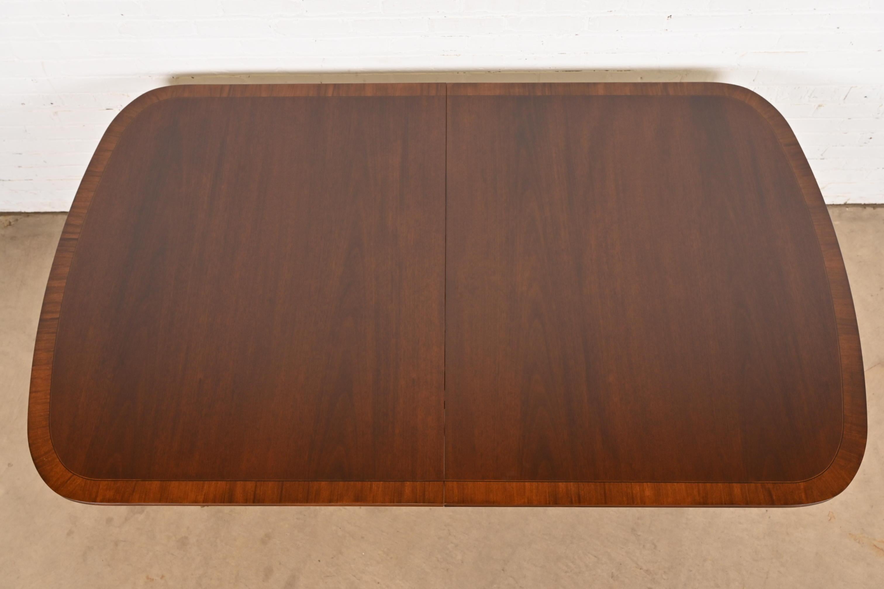 Hickory White Table de salle à manger en acajou géorgien bandé, refini en vente 3