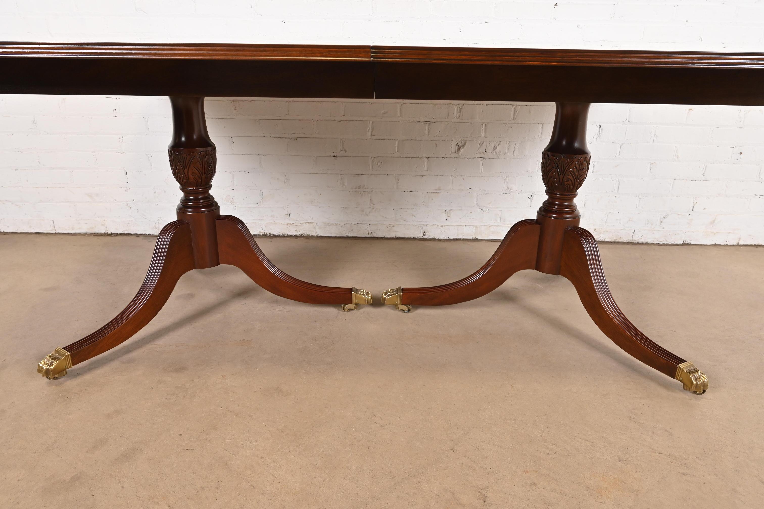 Hickory White Table de salle à manger en acajou géorgien bandé, refini en vente 4