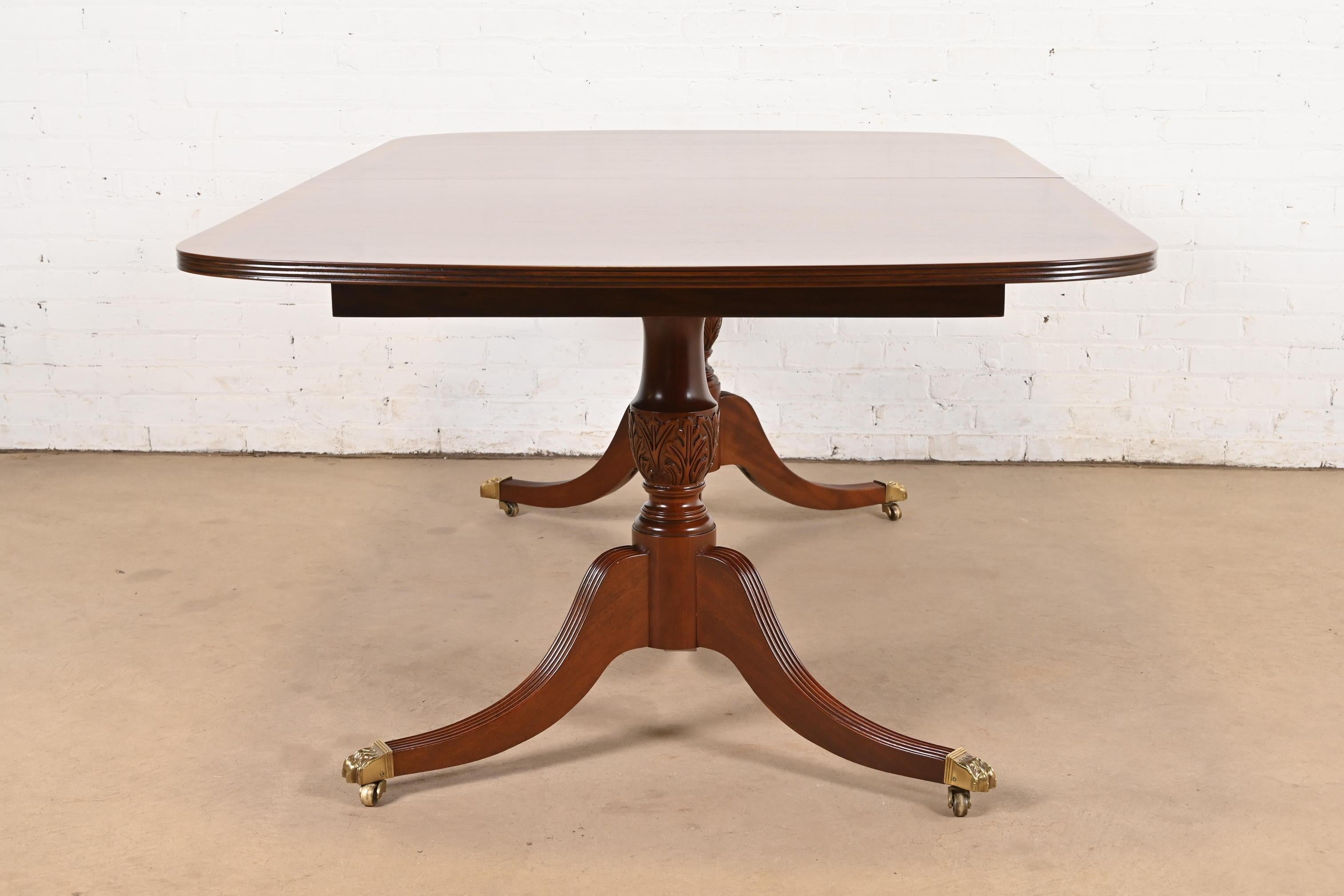 Hickory White Table de salle à manger en acajou géorgien bandé, refini en vente 5