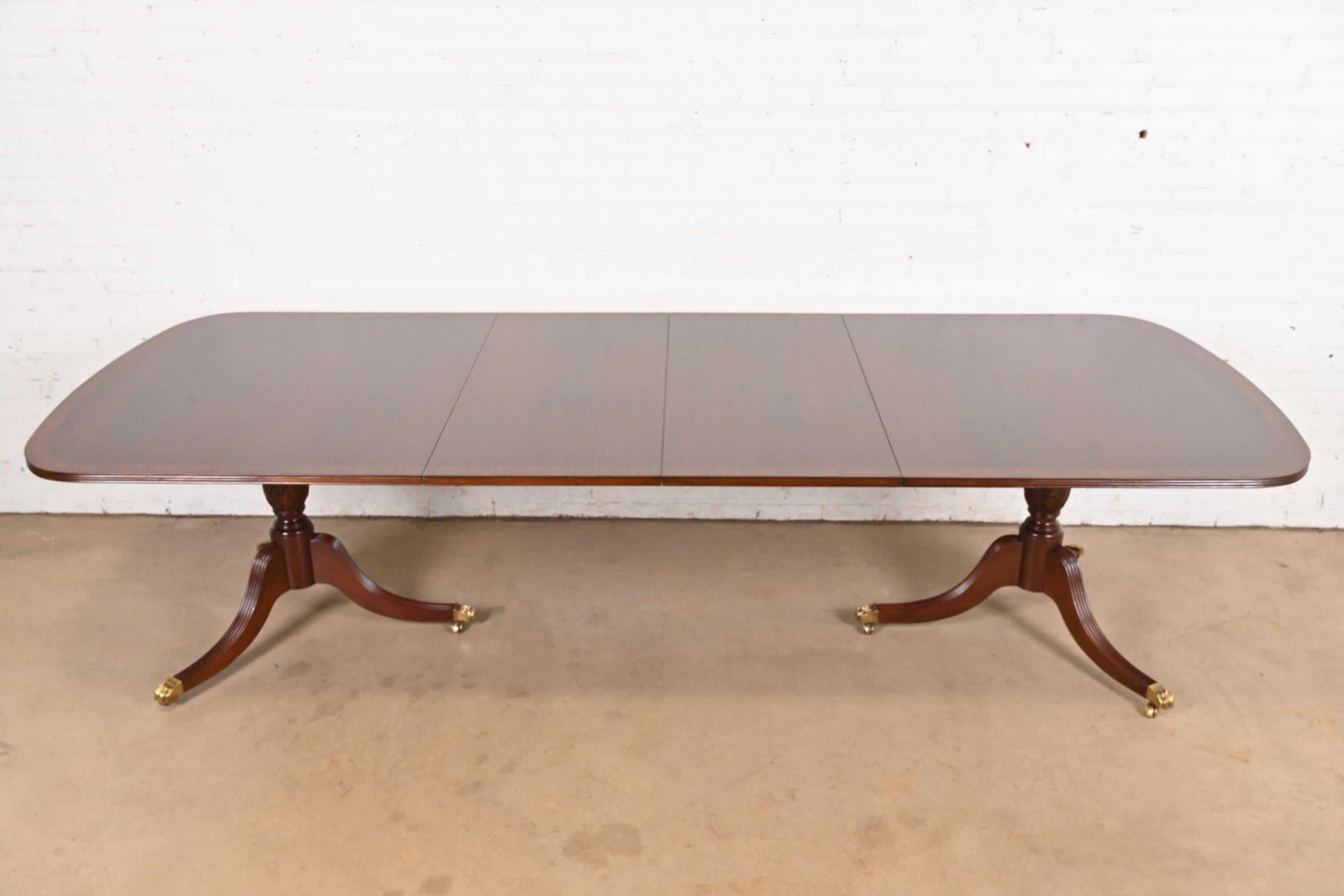 Georgien Hickory White Table de salle à manger en acajou géorgien bandé, refini en vente