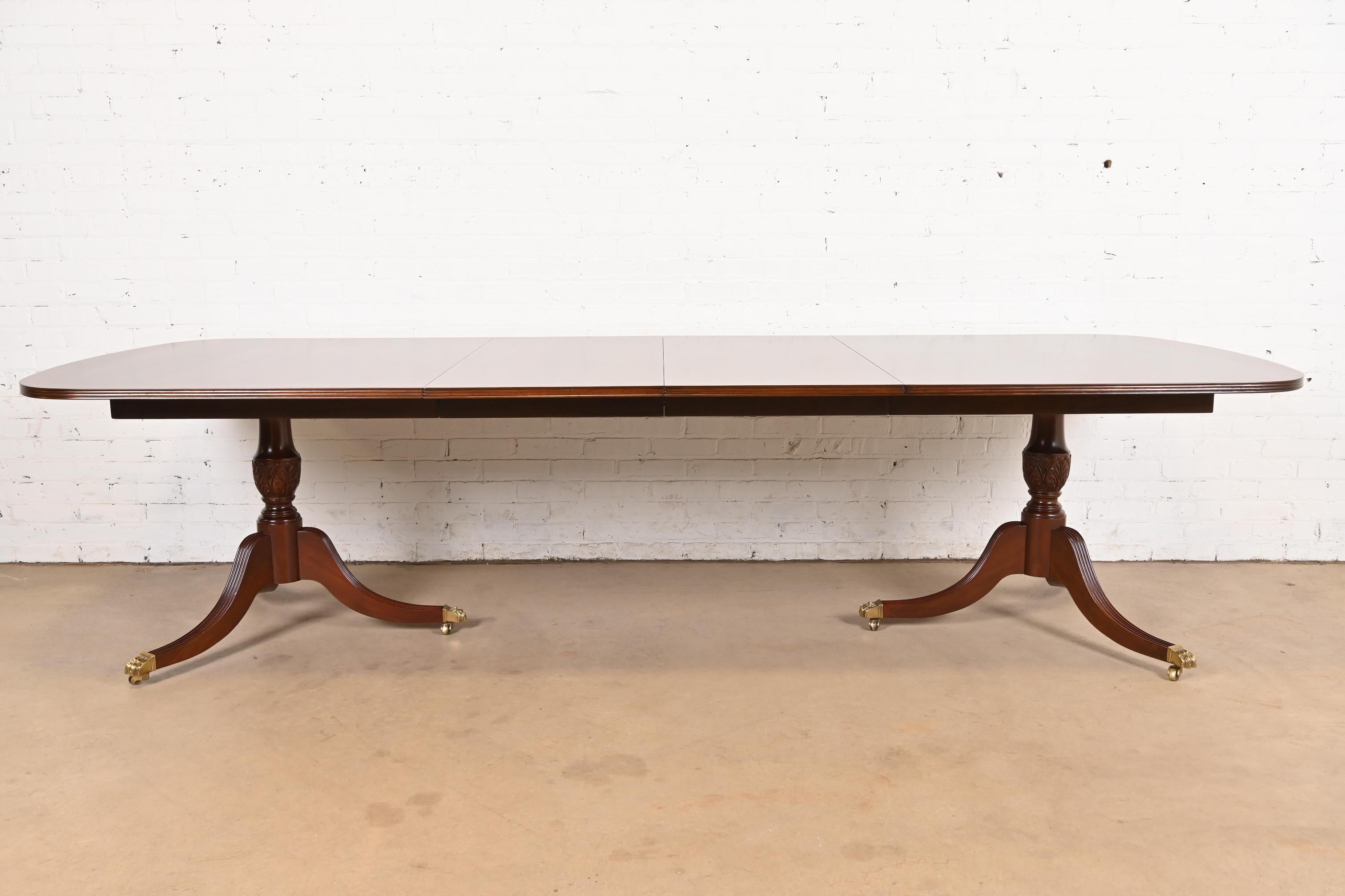 Américain Hickory White Table de salle à manger en acajou géorgien bandé, refini en vente