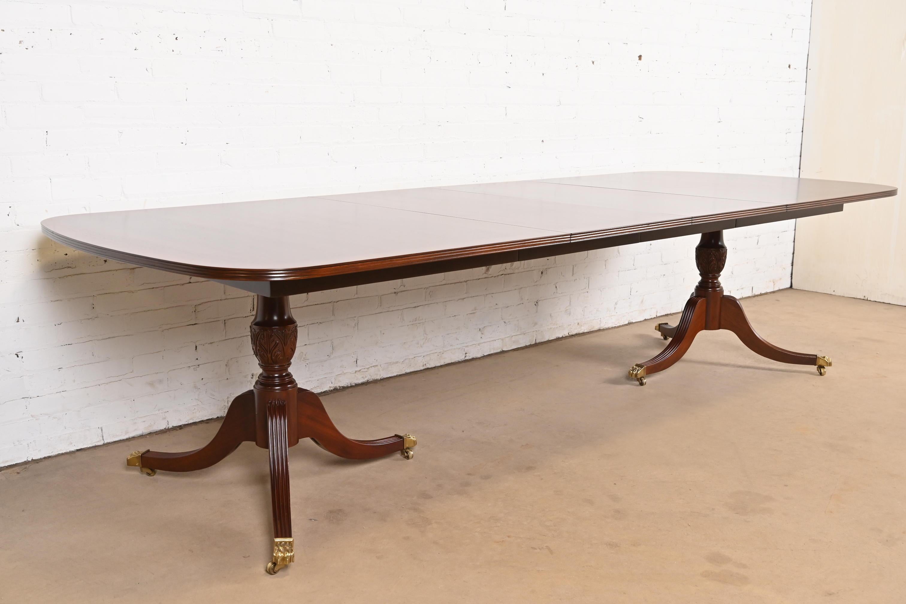 Hickory White Table de salle à manger en acajou géorgien bandé, refini Bon état - En vente à South Bend, IN