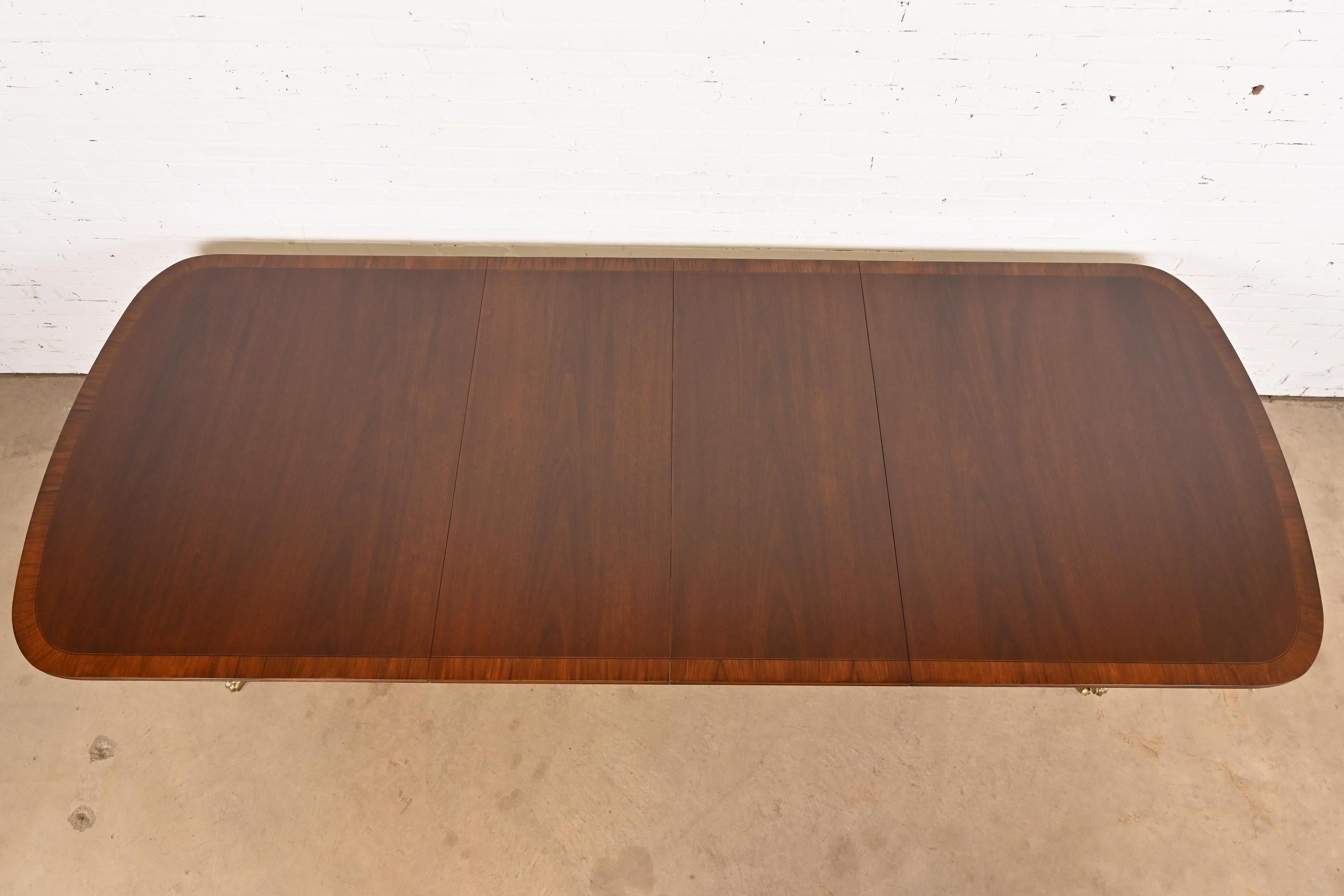 Fin du 20e siècle Hickory White Table de salle à manger en acajou géorgien bandé, refini en vente