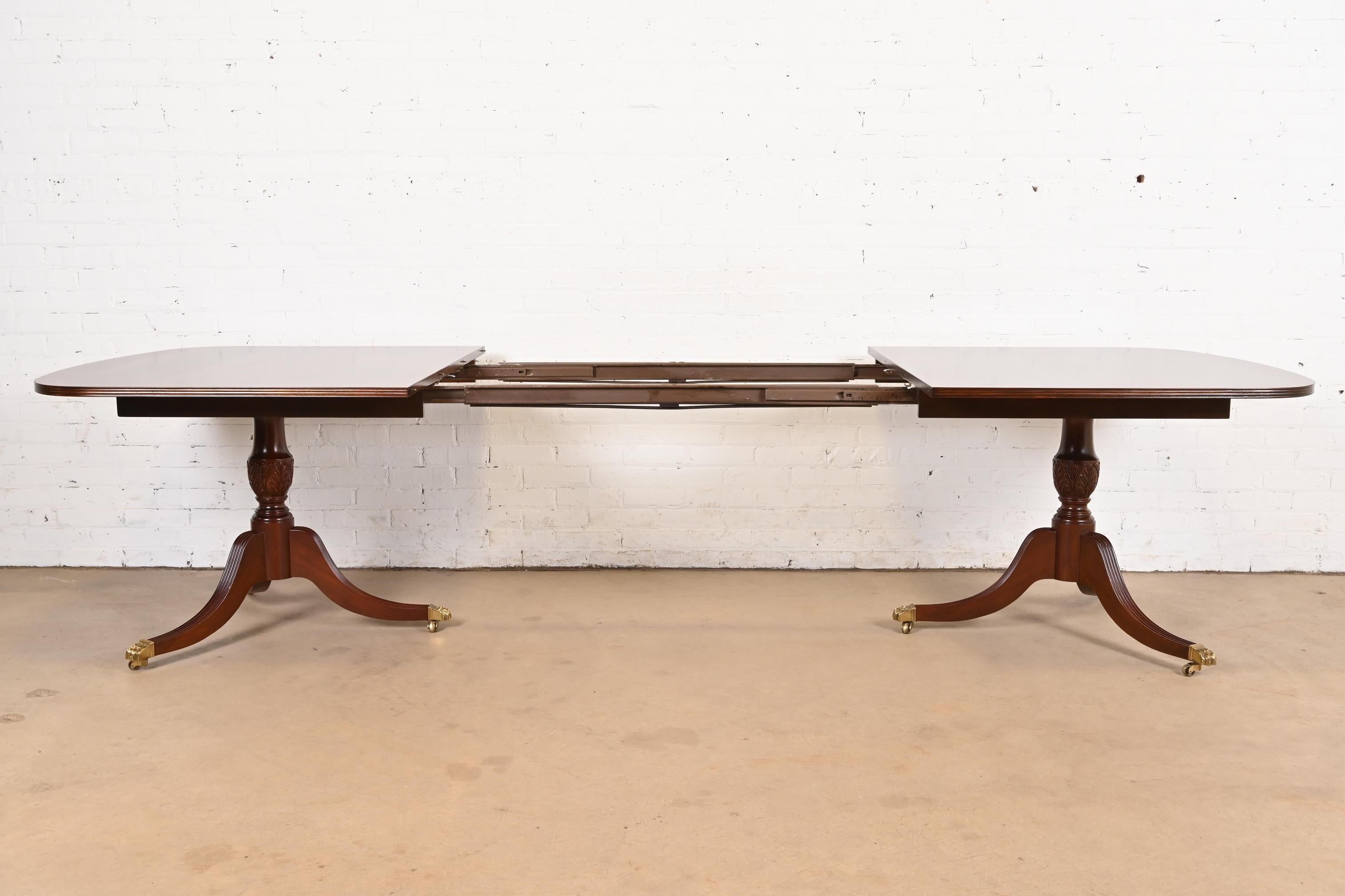 Laiton Hickory White Table de salle à manger en acajou géorgien bandé, refini en vente