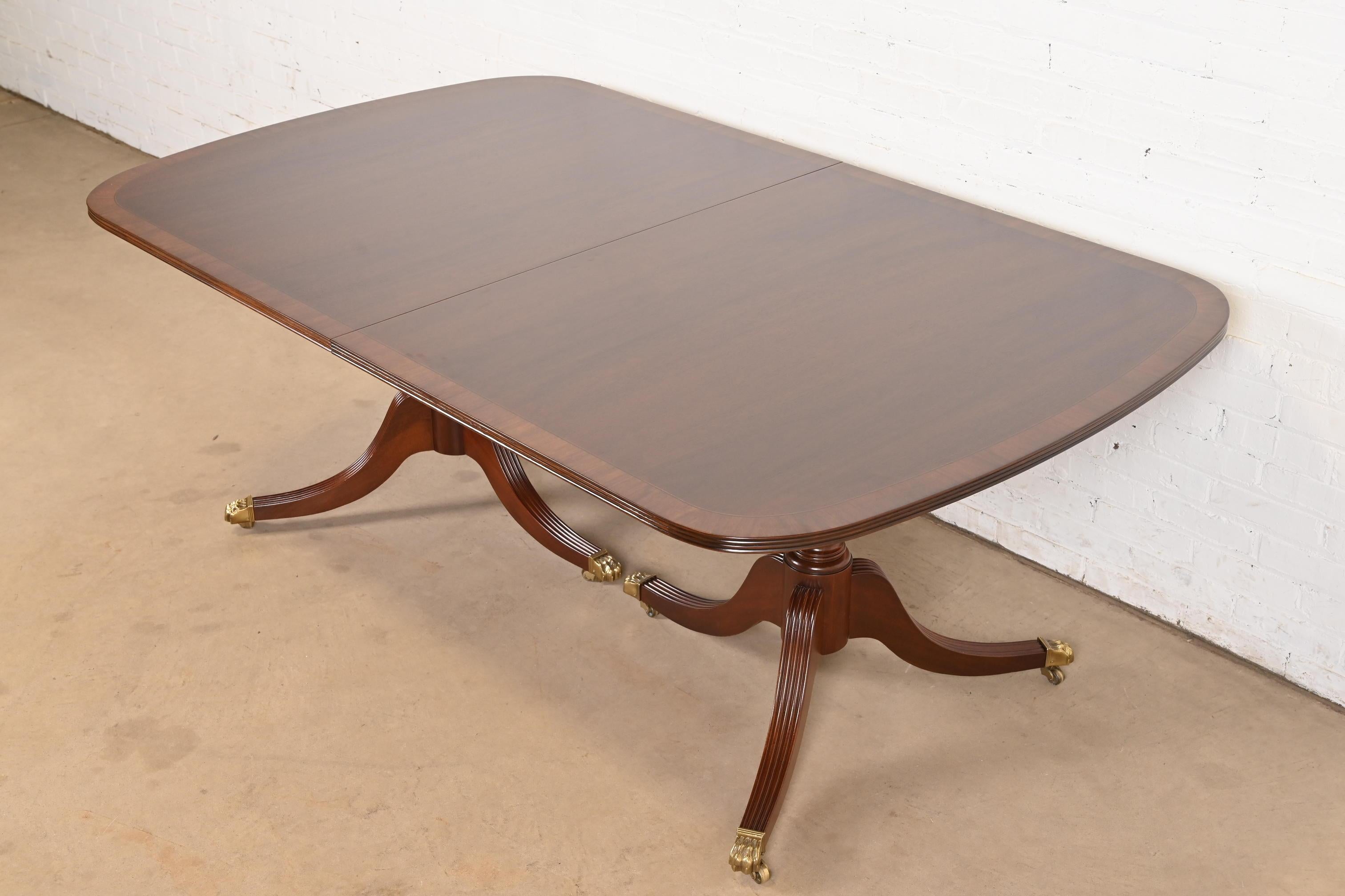 Hickory White Table de salle à manger en acajou géorgien bandé, refini en vente 2