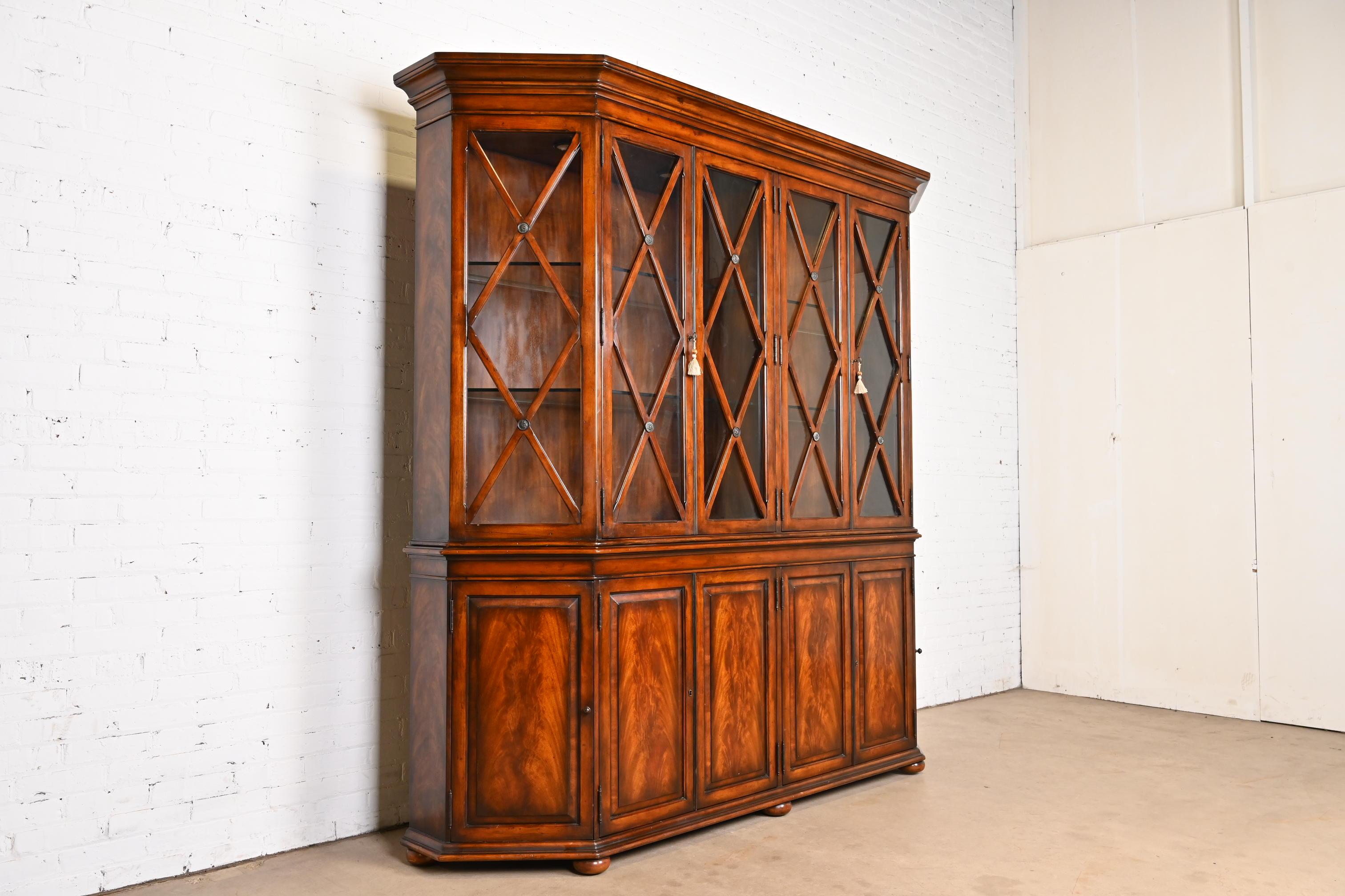 Hickory White Georgian Carved Flame Mahogany Large Breakfront Bookcase Cabinet In Good Condition In South Bend, IN