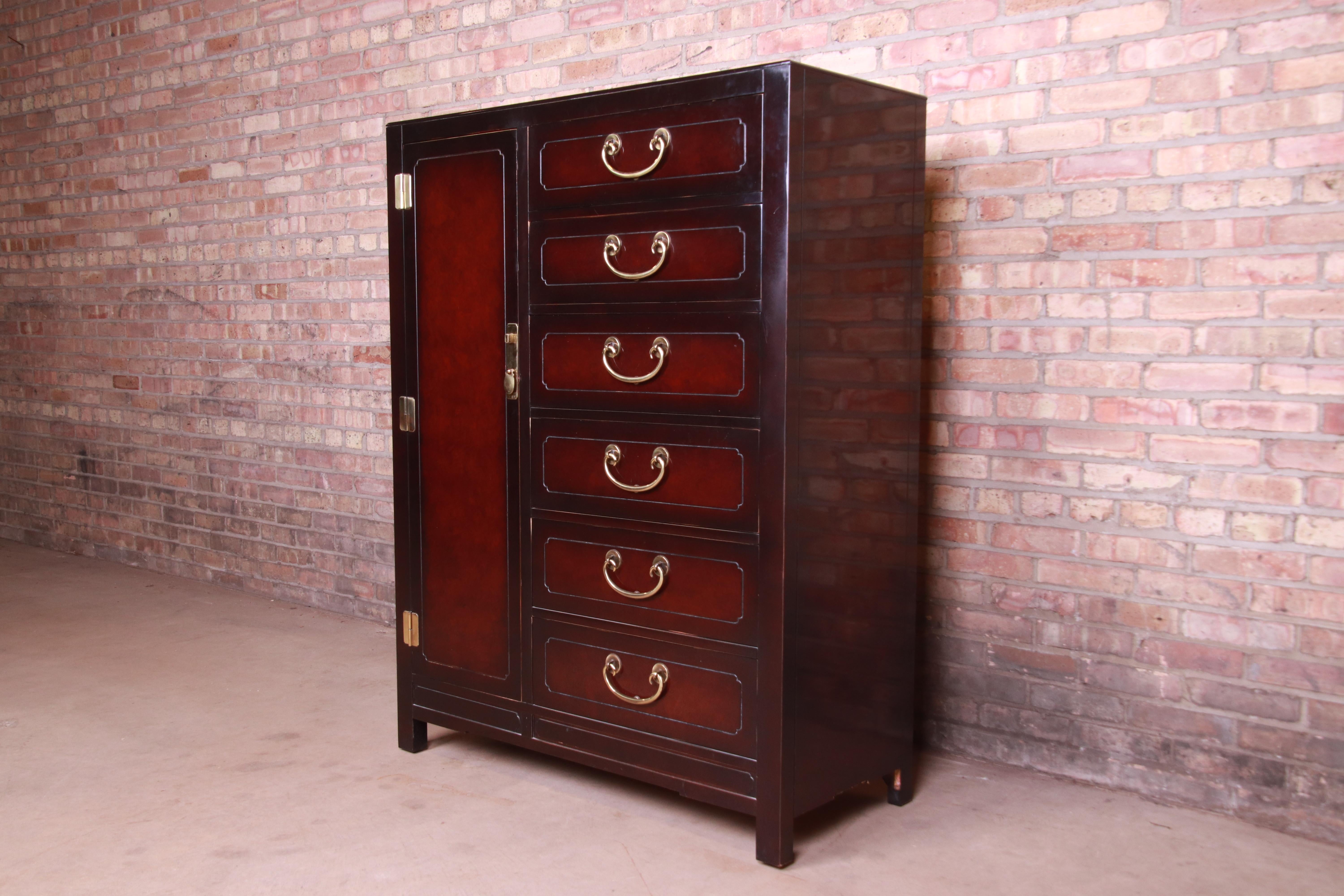 A gorgeous Hollywood Regency chinoiserie highboy dresser or gentleman's chest

By Hickory White

USA, late 20th century

Mahogany, with original brass hardware.

Measures: 42