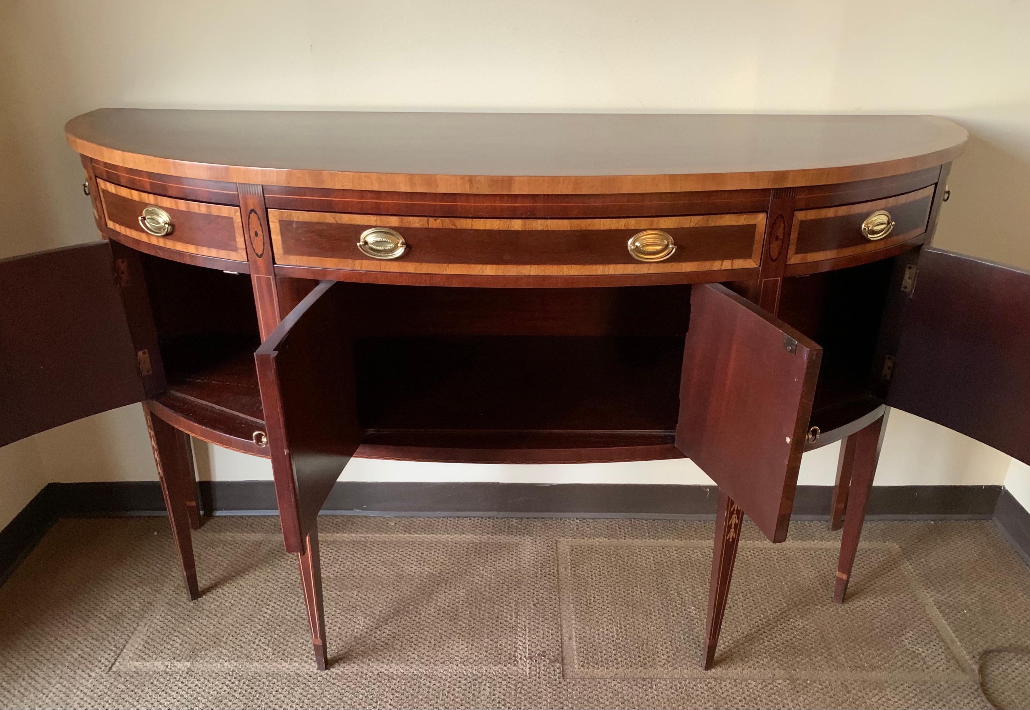 Hickory White Mahogany Inlay Sideboard Credenza Bow Front Buffet Server In Good Condition In West Hartford, CT