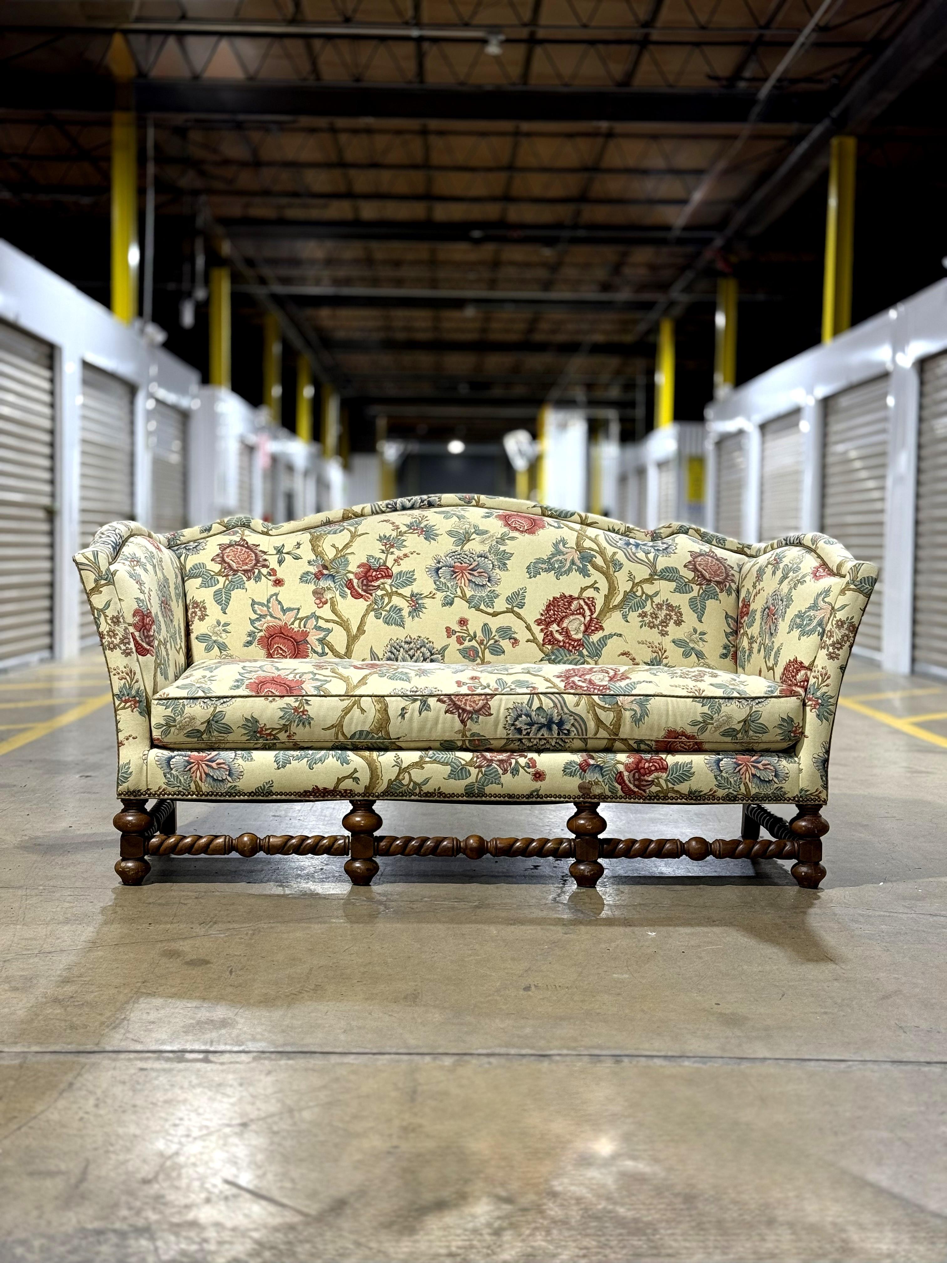 Reich an Design und Qualität ist dieses Hickory White Sofa Settee mit einem Gerstenfuß.
Dieses besondere Sofa ist in erstaunlichem Zustand mit nichts Negativem, um darauf hinzuweisen.
Kein empfindliches Stück. Es hat Gewicht und ist solide und