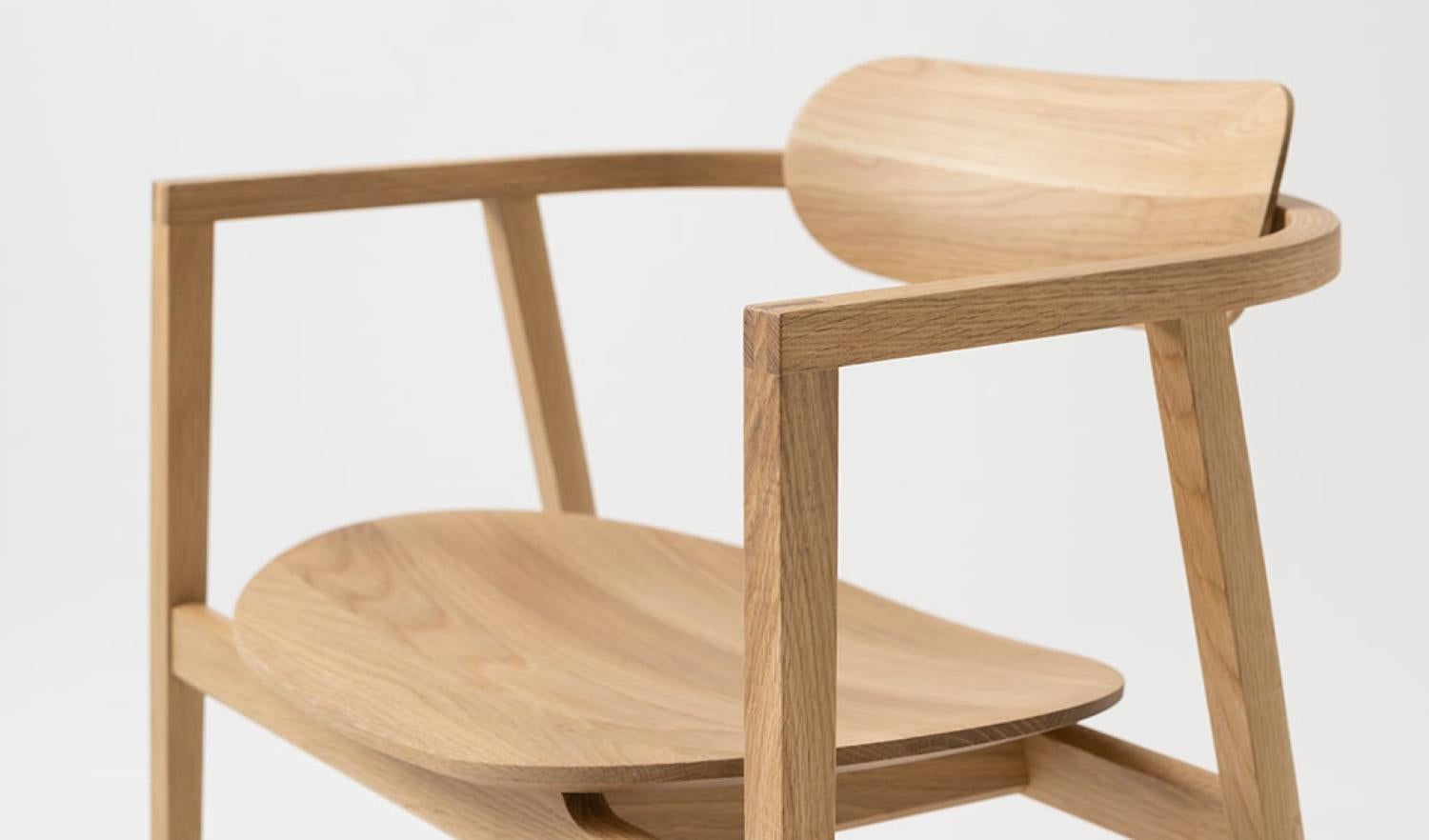 Japanischer moderner Loungesessel der japanischen Suwari-Serie mit Holzsitz aus japanischer Eiche von HIDA (Handgefertigt) im Angebot
