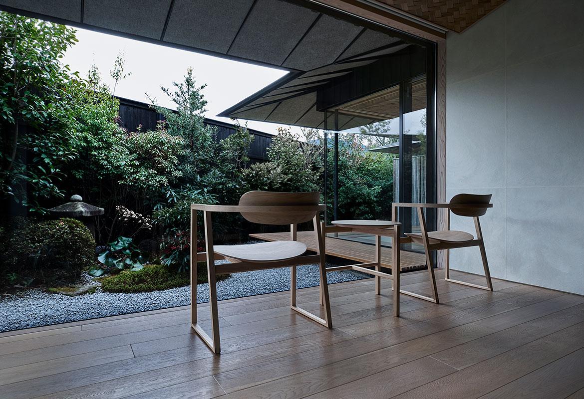 Japanischer moderner Loungesessel der japanischen Suwari-Serie mit Holzsitz aus japanischer Eiche von HIDA (Eichenholz) im Angebot