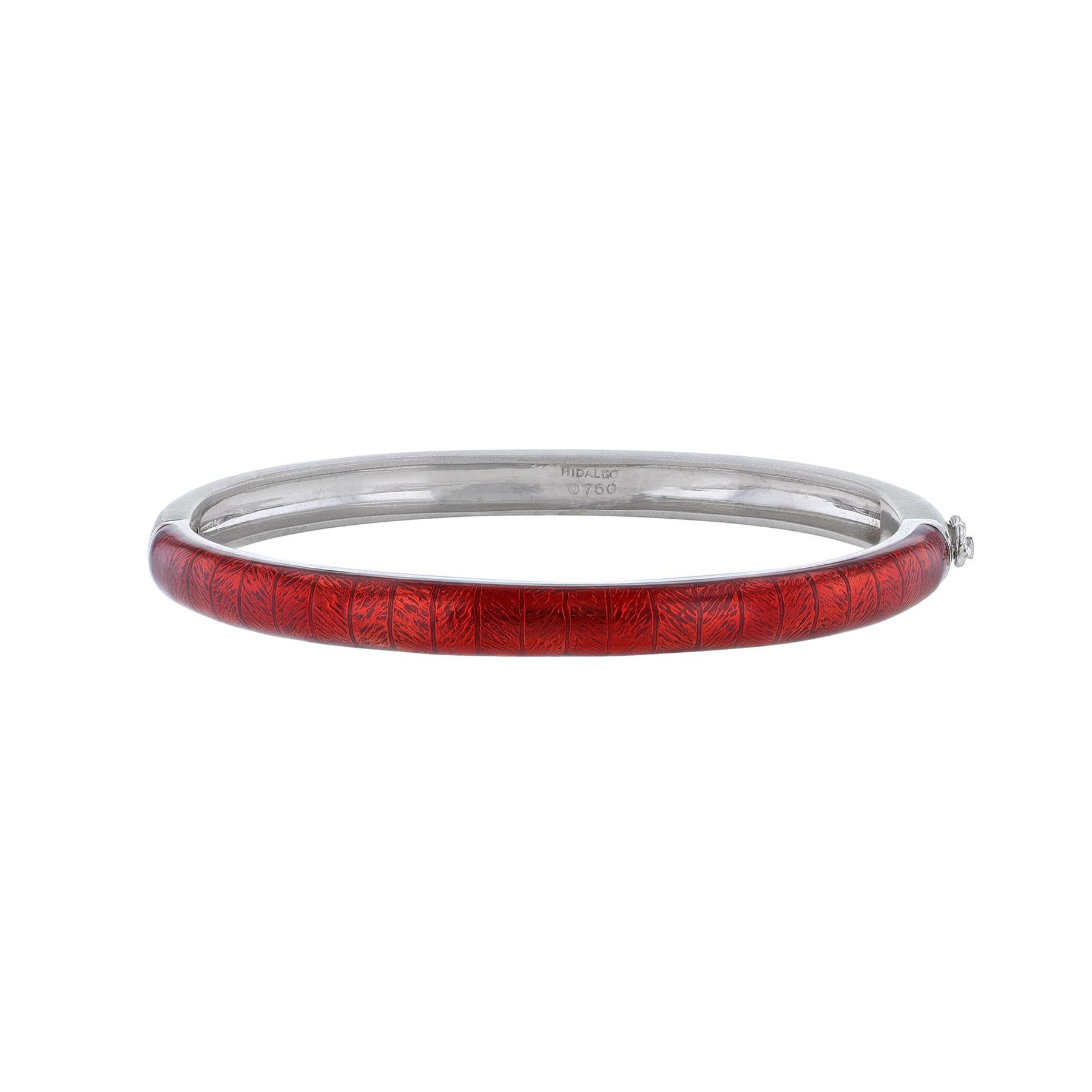 This bangle set has a jacket bangle made in 18K white gold with 3 